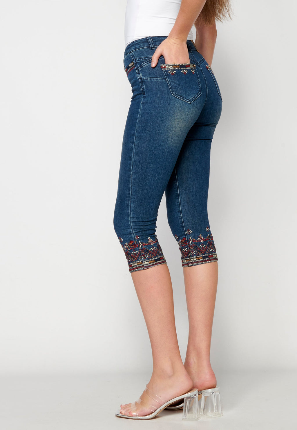 Pantalón jeans pirata con bordado floral para mujer | moda actual