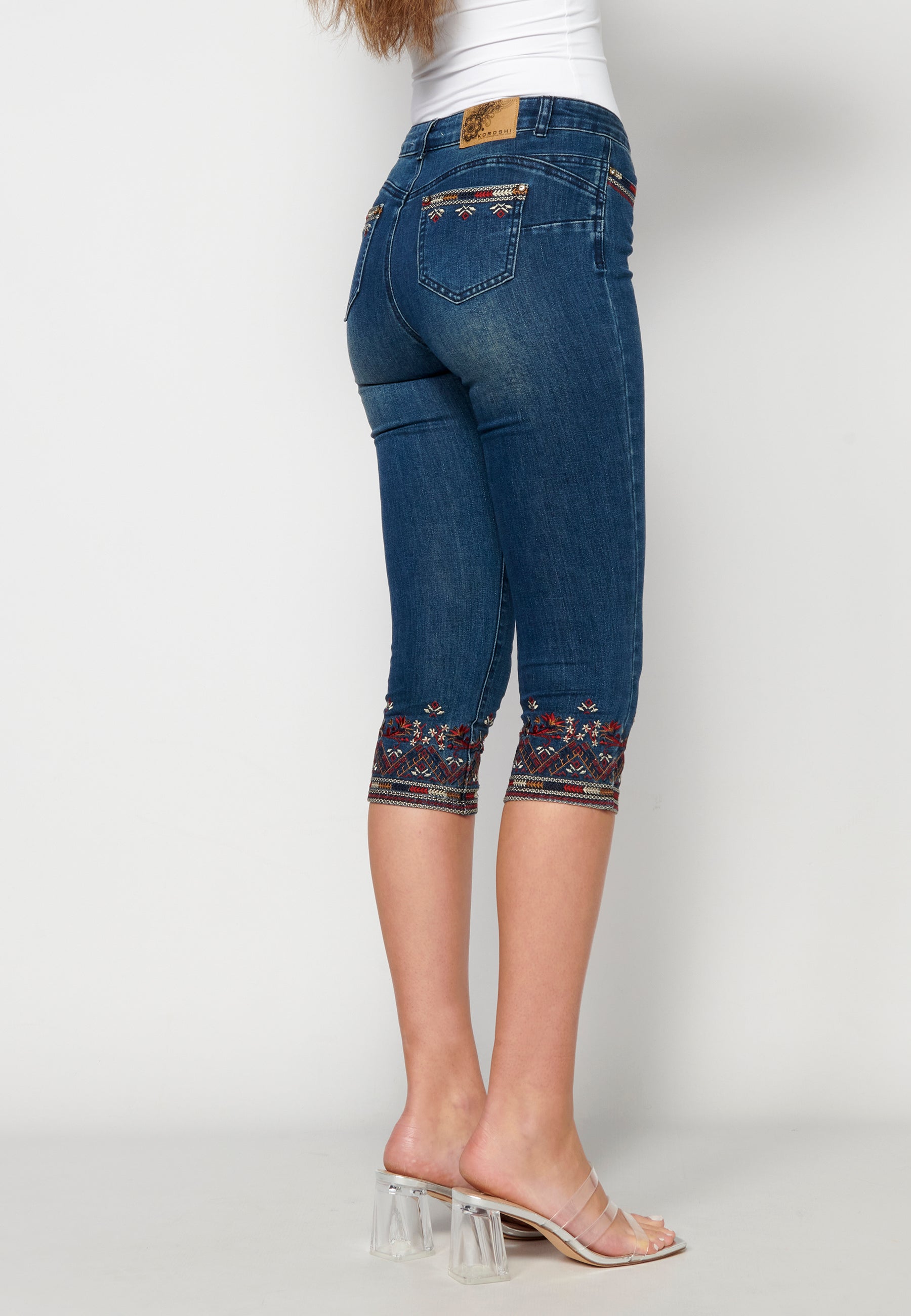 Pantalón jeans pirata con bordado floral para mujer | moda actual