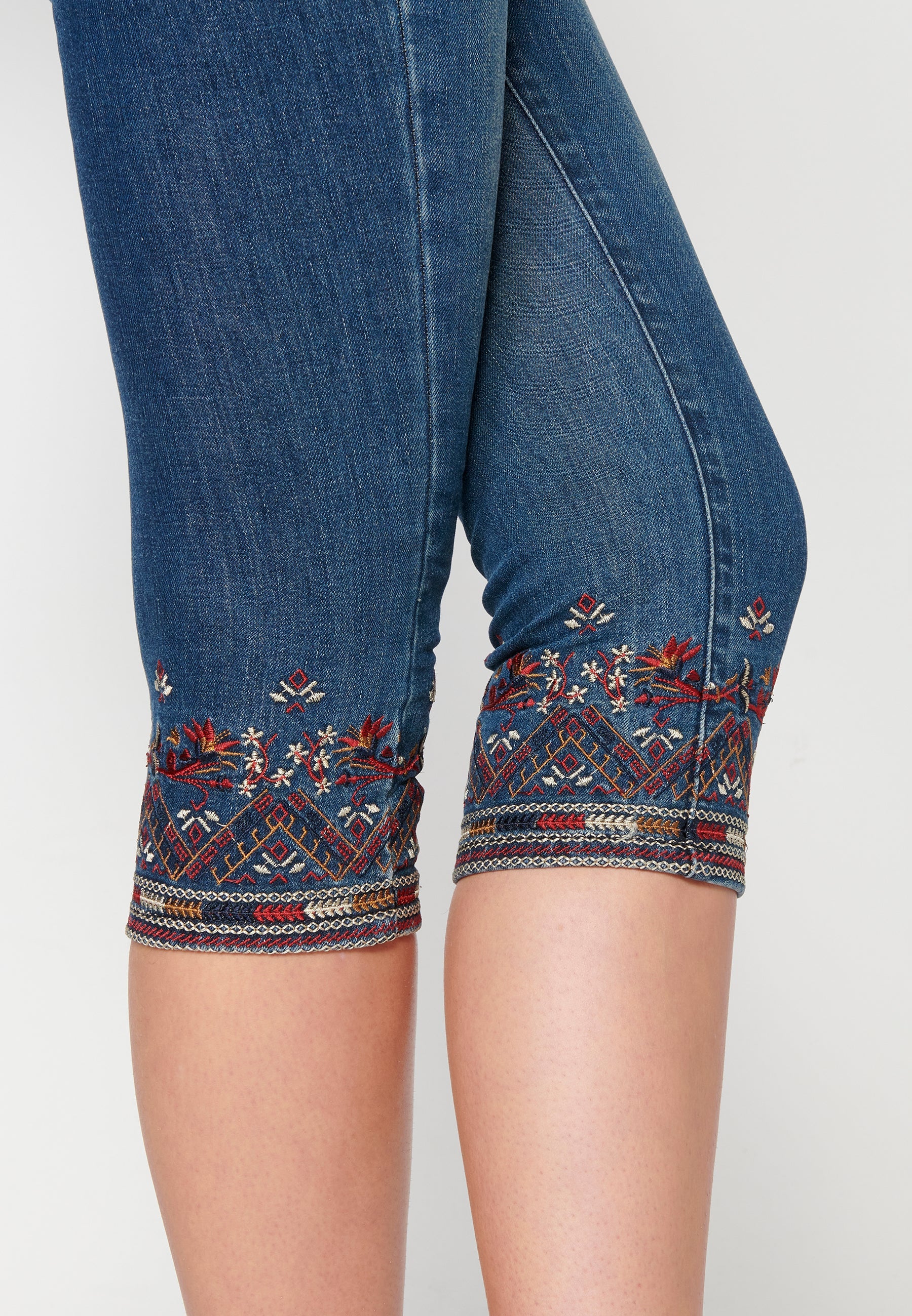 Pantalón jeans pirata con bordado floral para mujer | moda actual