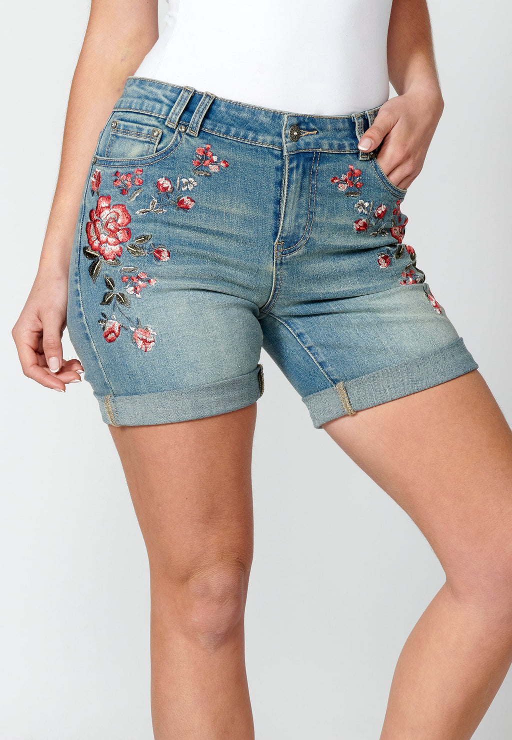 Pantalón corto short acabado en vuelta con detalles florales para mujer | moda actual