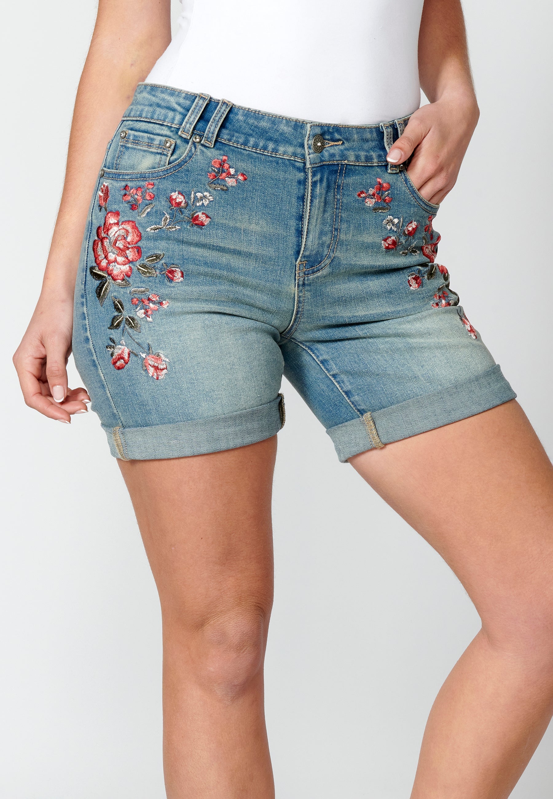 Pantalón corto short acabado en vuelta con detalles florales para mujer | moda actual