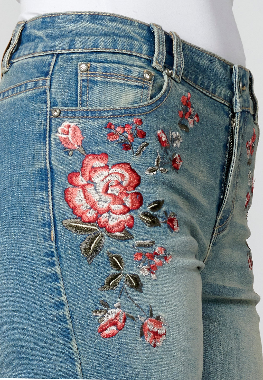 Pantalón corto short acabado en vuelta con detalles florales para mujer | moda actual