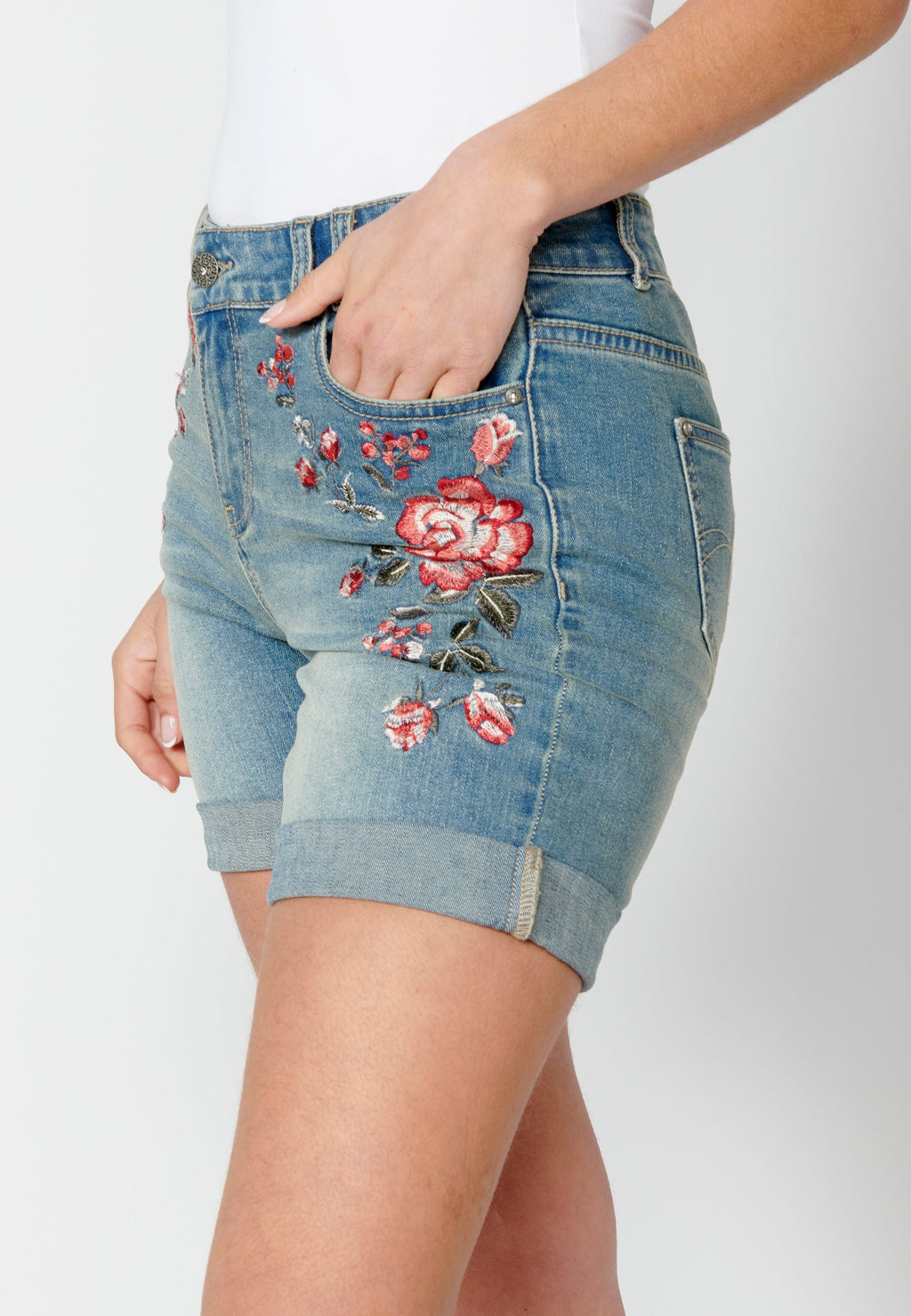 Pantalón corto short acabado en vuelta con detalles florales para mujer | moda actual