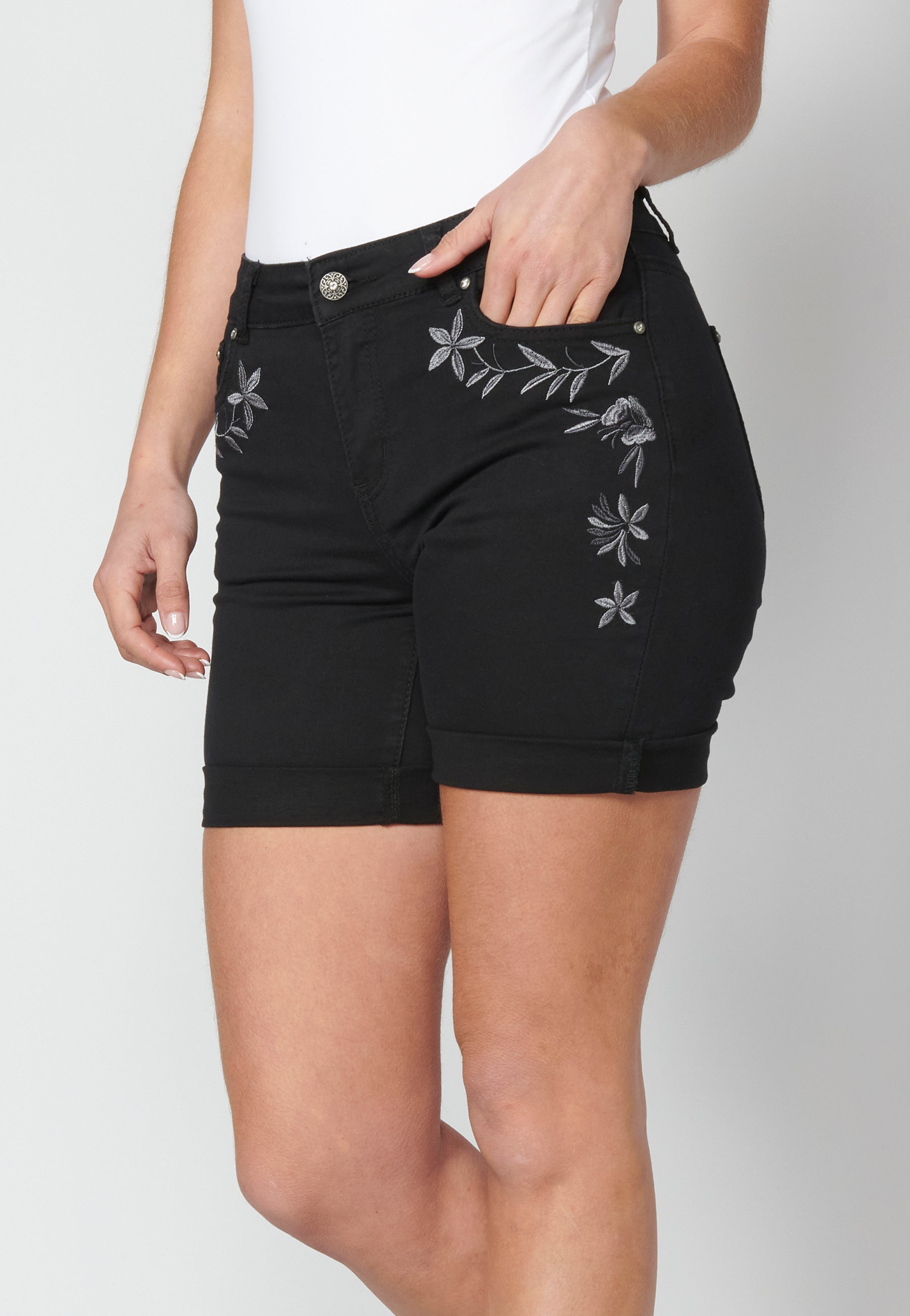 Pantalón corto short con detalles florales para mujer | moda actual