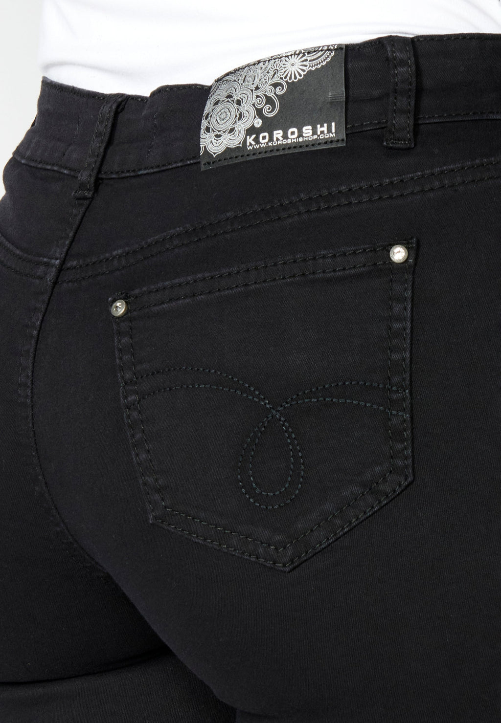 Pantalón corto short con detalles florales para mujer | moda actual
