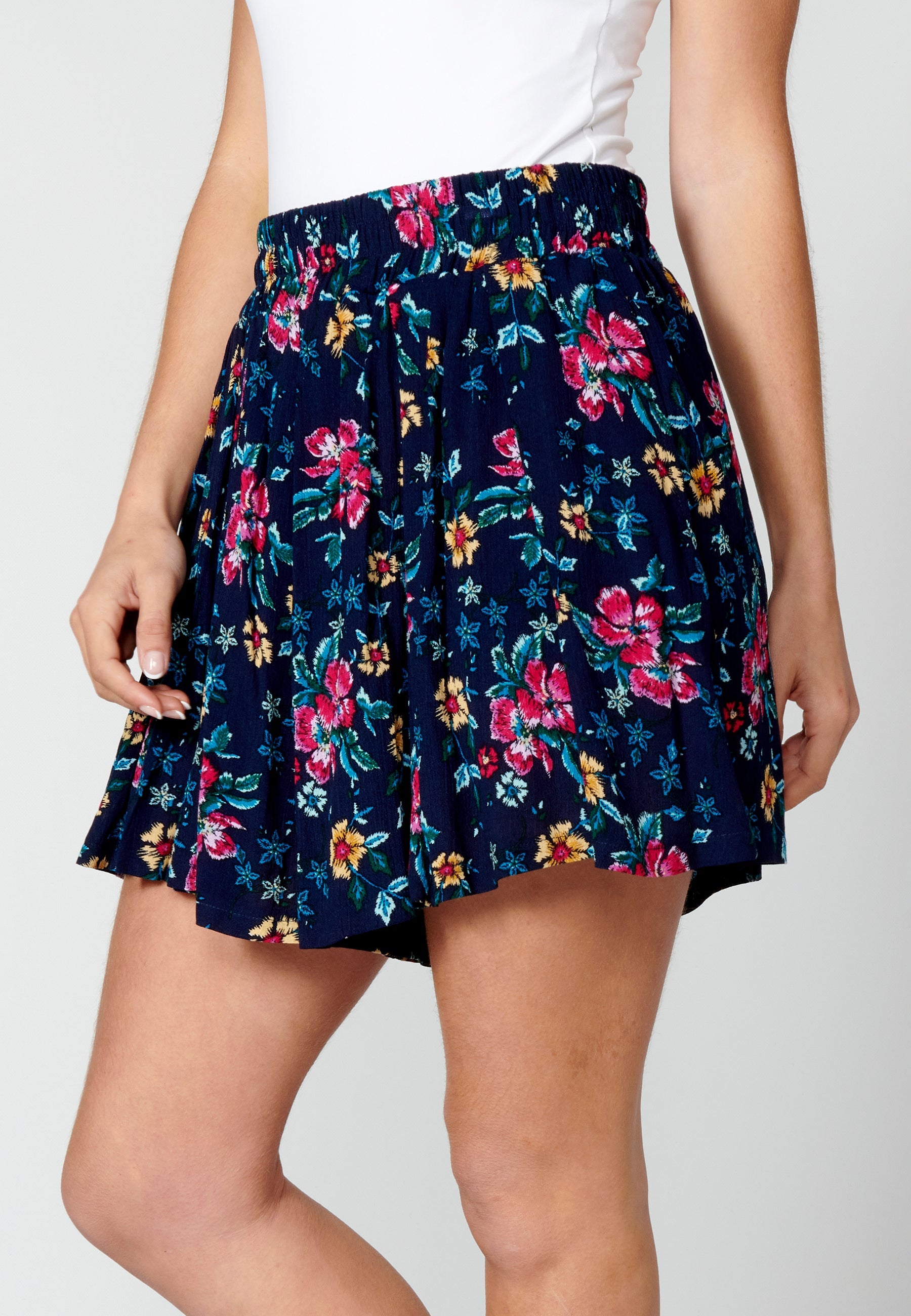 Falda pantalón corto con estampado floral para mujer | moda actual