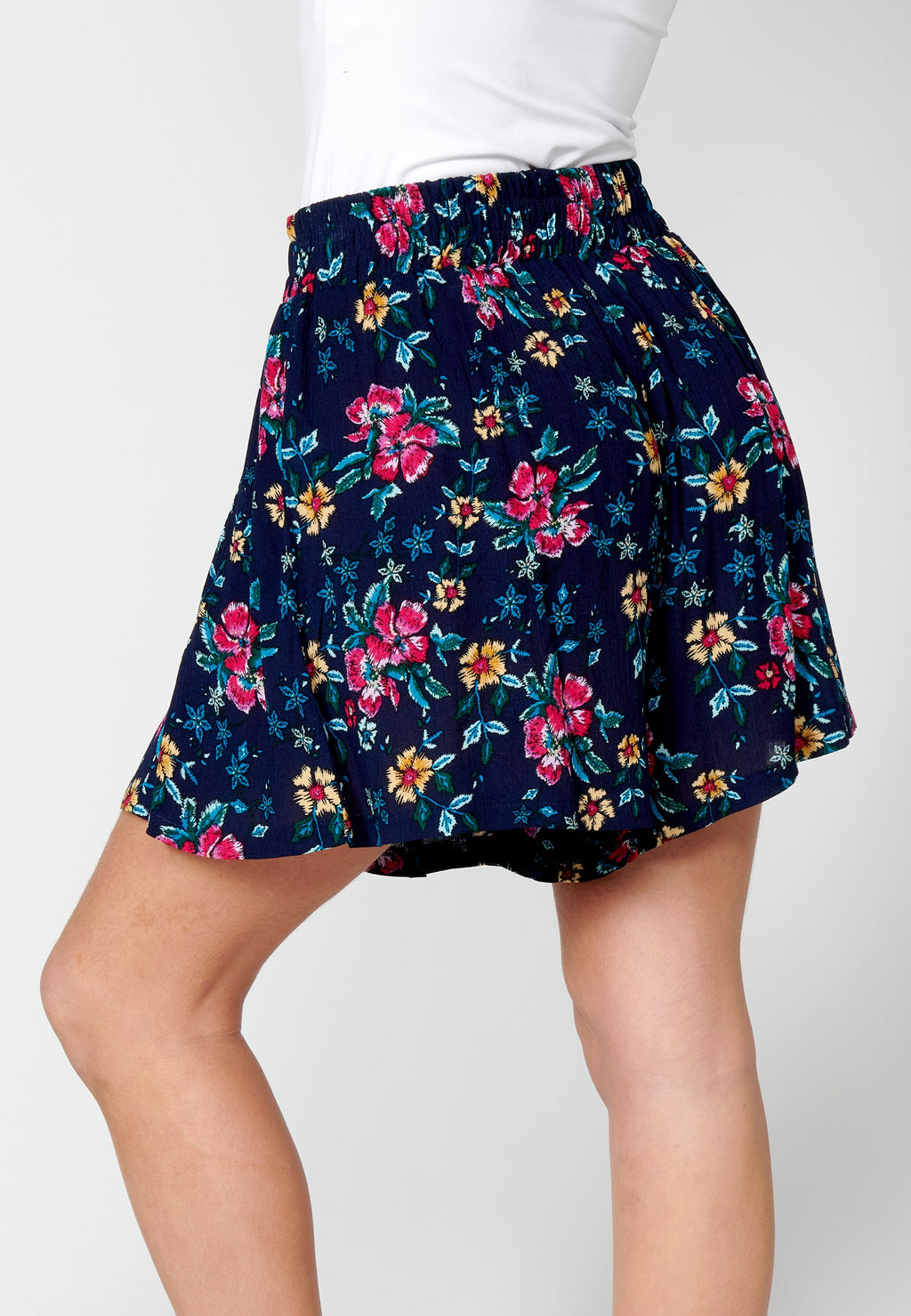 Falda pantalón corto con estampado floral para mujer | moda actual