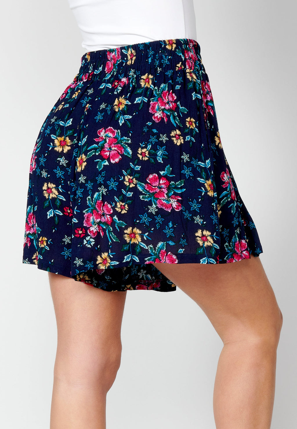 Falda pantalón corto con estampado floral para mujer | moda actual