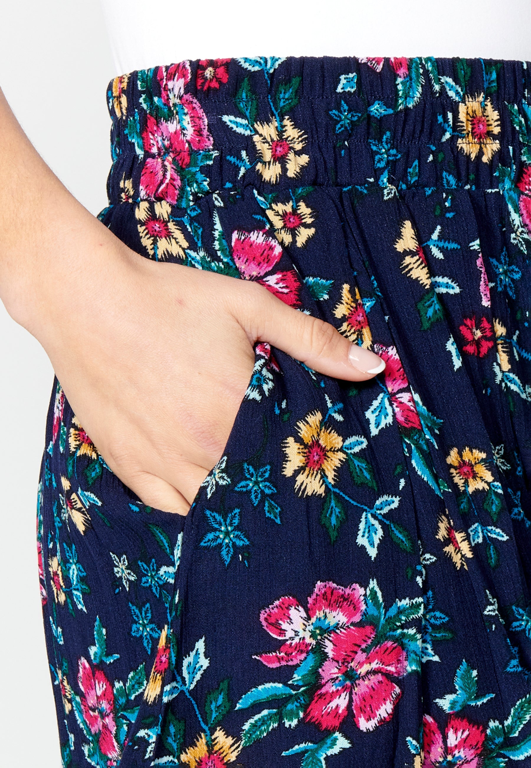 Falda pantalón corto con estampado floral para mujer | moda actual