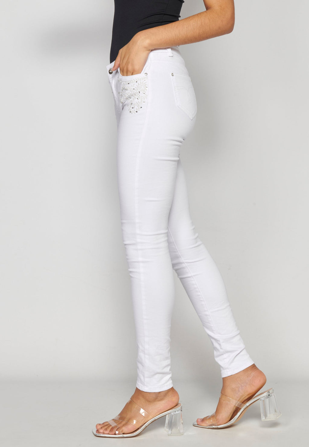 Pantalón largo jeans slim para mujer | moda actual