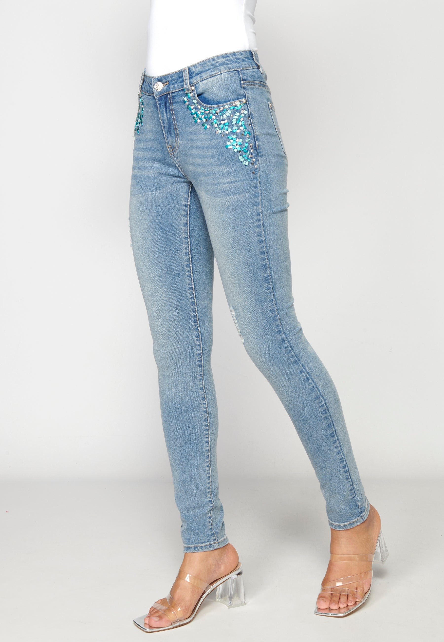 Pantalón straigth jeans tobillero con detalles florales para mujer | moda actual