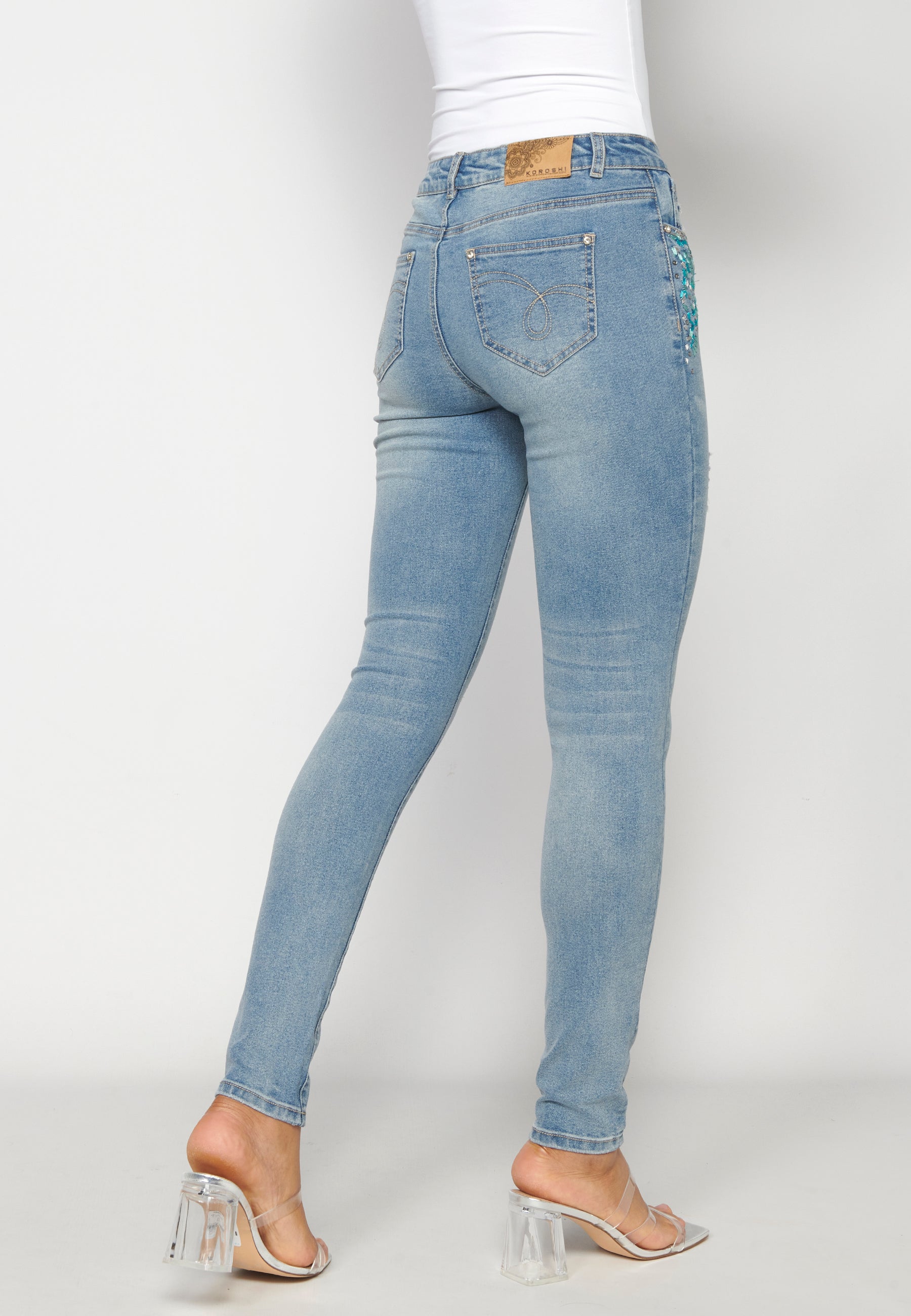 Pantalón straigth jeans tobillero con detalles florales para mujer | moda actual