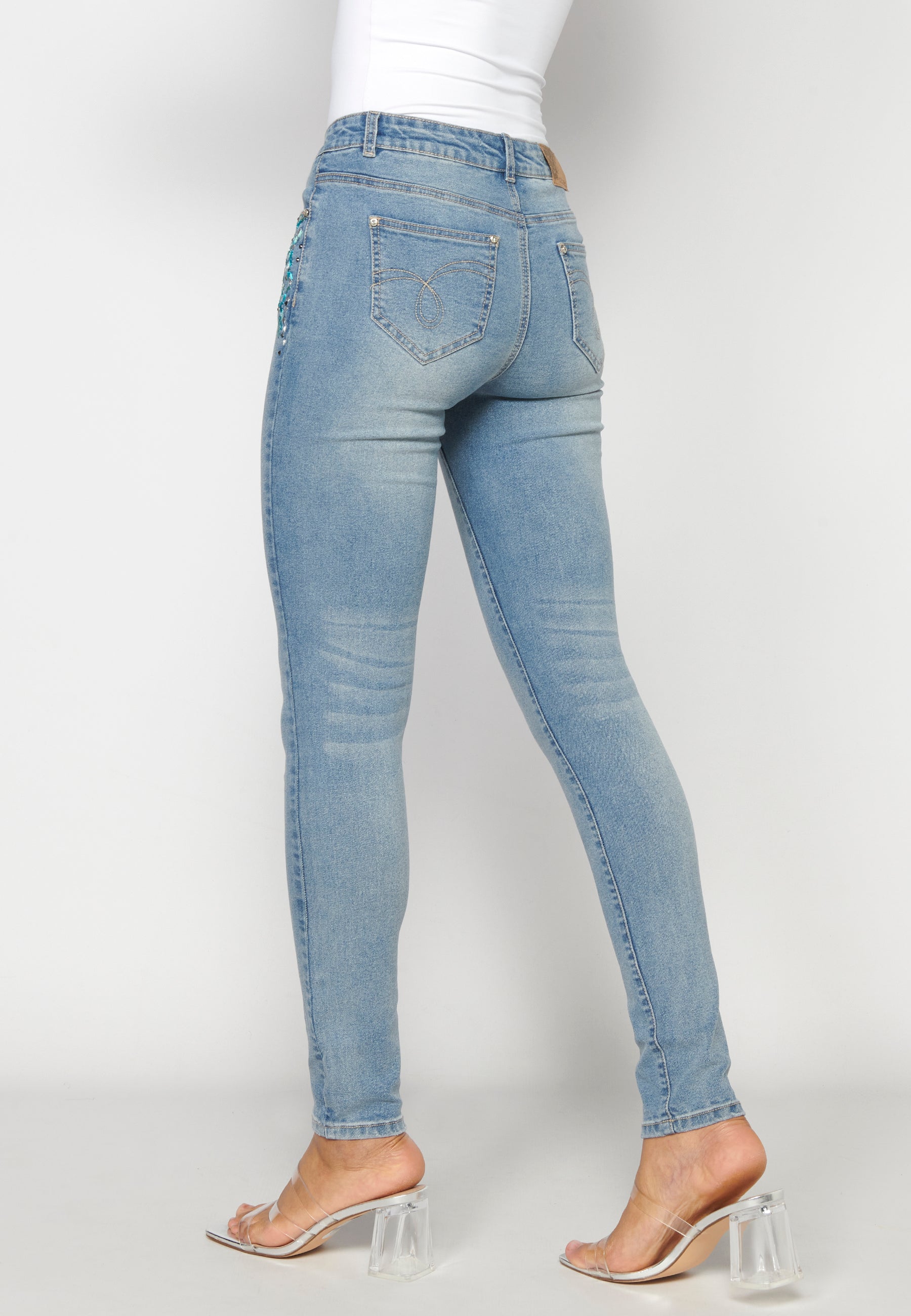 Pantalón straigth jeans tobillero con detalles florales para mujer | moda actual