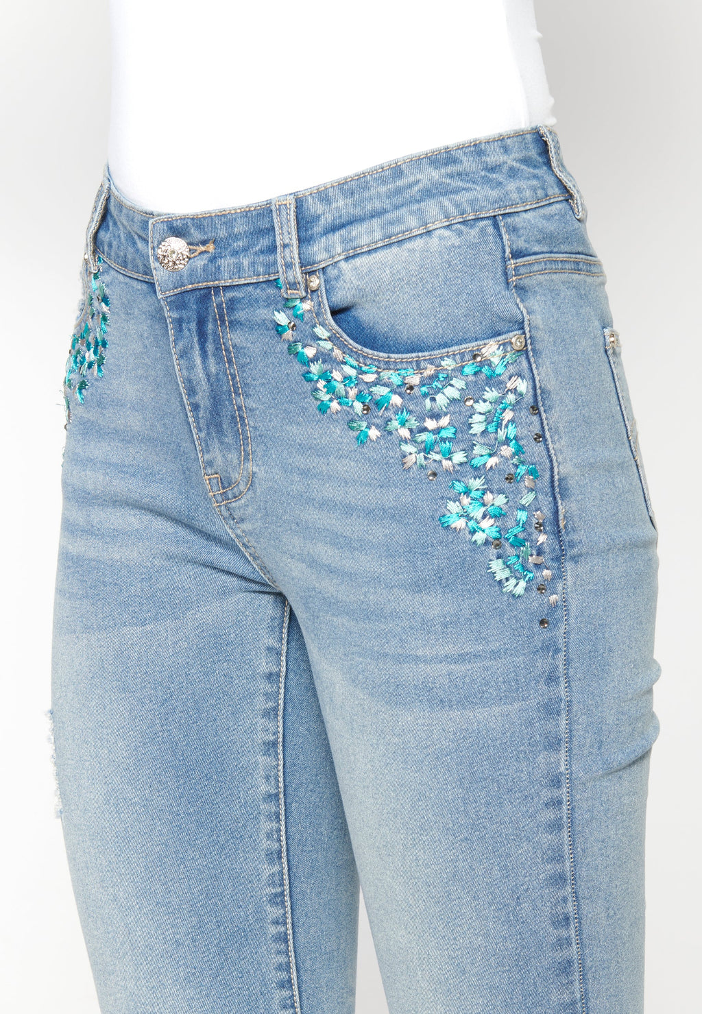 Pantalón straigth jeans tobillero con detalles florales para mujer | moda actual