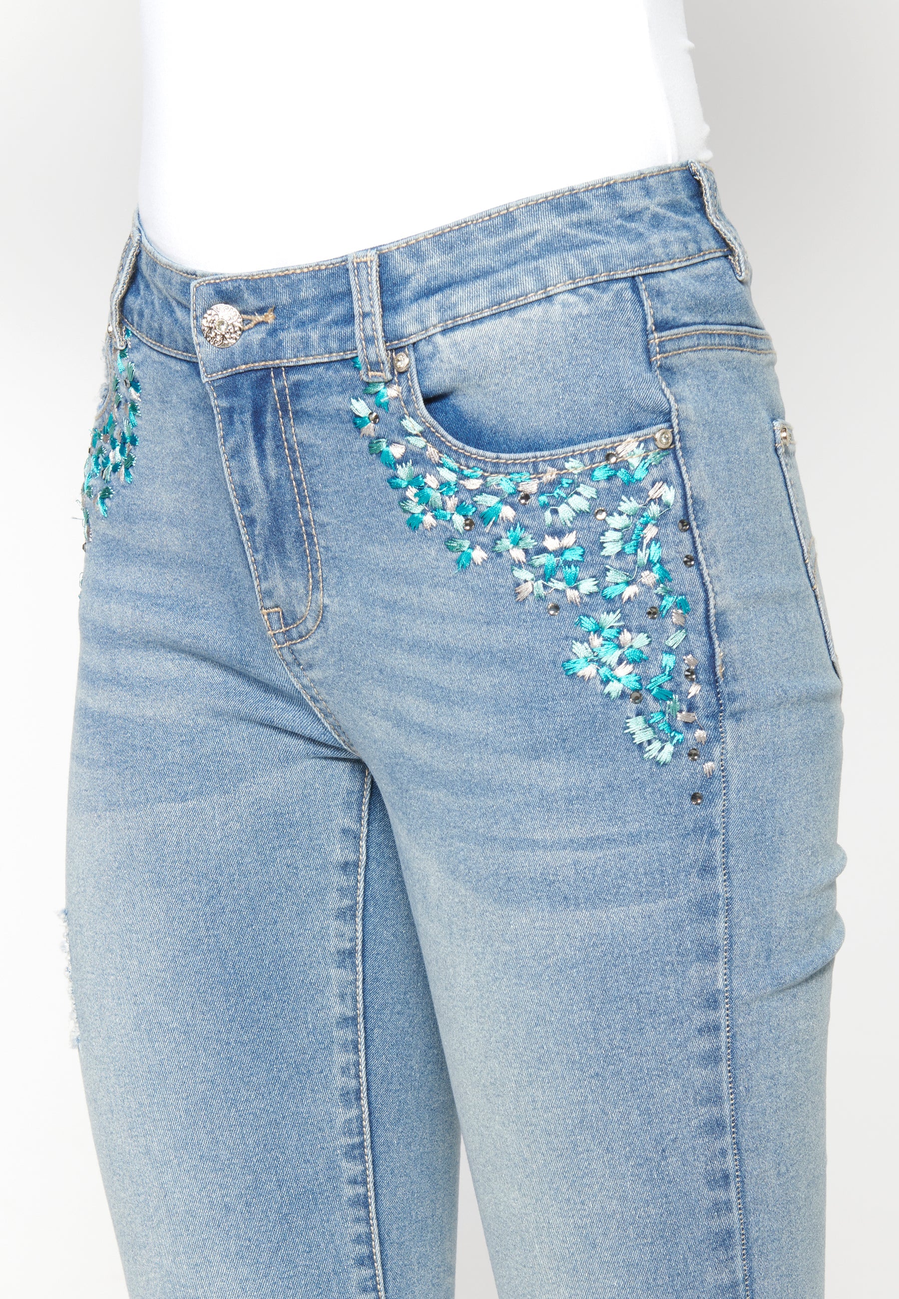 Pantalón straigth jeans tobillero con detalles florales para mujer | moda actual