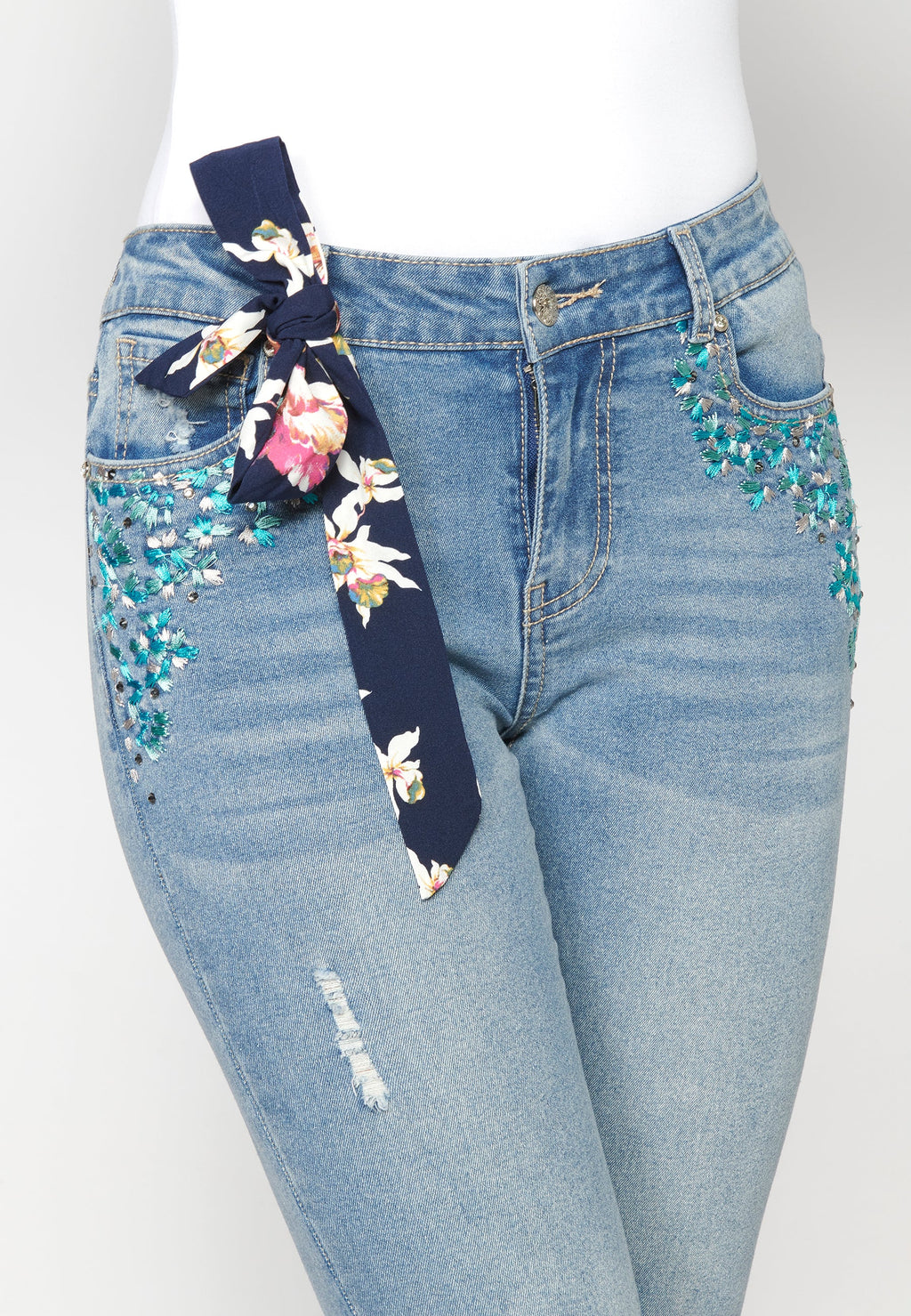 Pantalón straigth jeans tobillero con detalles florales para mujer | moda actual