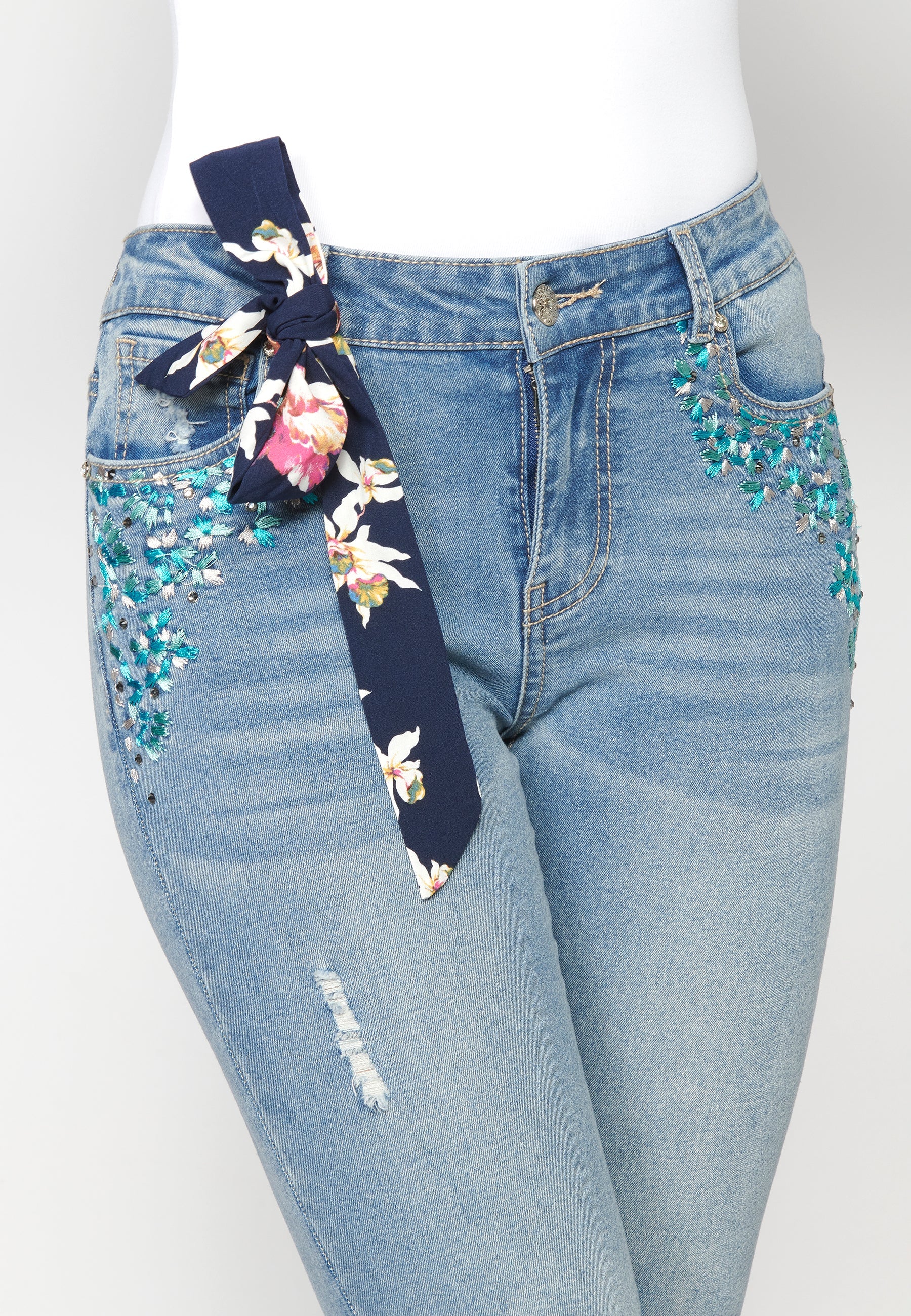 Pantalón straigth jeans tobillero con detalles florales para mujer | moda actual