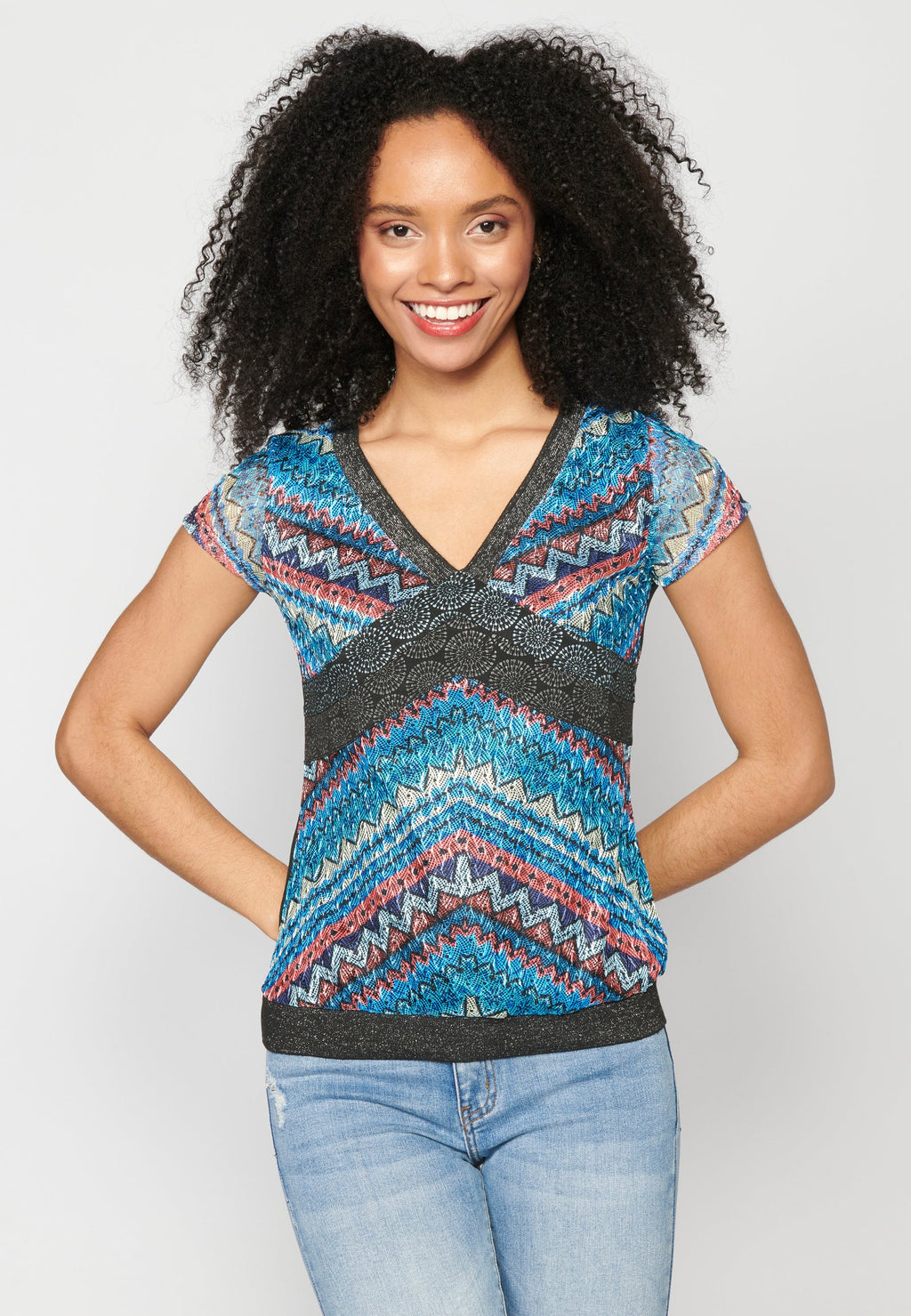 Top manga corta escote de pico estampado étnico multicolor para mujer | moda actual
