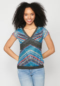 Top manga corta escote de pico estampado étnico multicolor para mujer | moda actual
