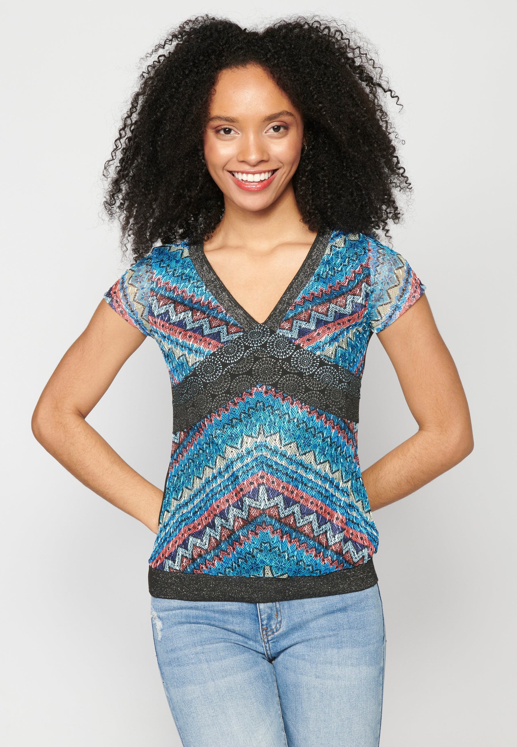 Top manga corta escote de pico estampado étnico multicolor para mujer | moda actual