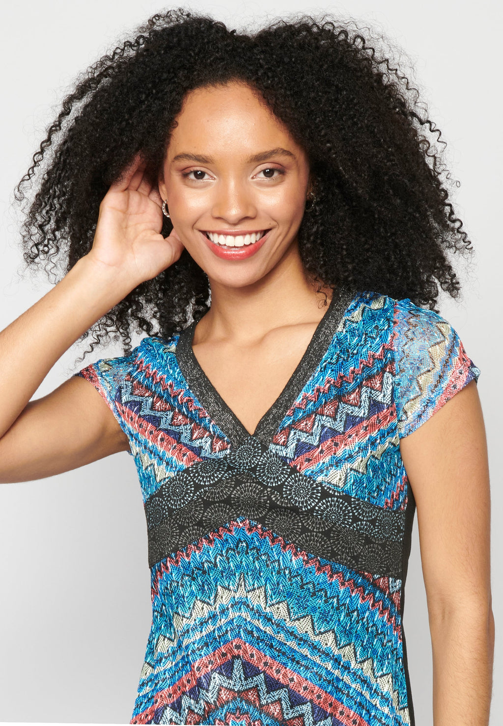 Top manga corta escote de pico estampado étnico multicolor para mujer | moda actual