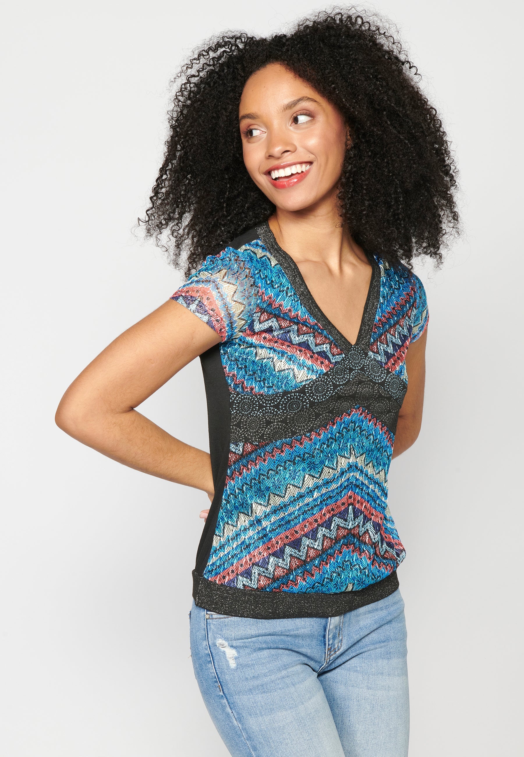 Top manga corta escote de pico estampado étnico multicolor para mujer | moda actual