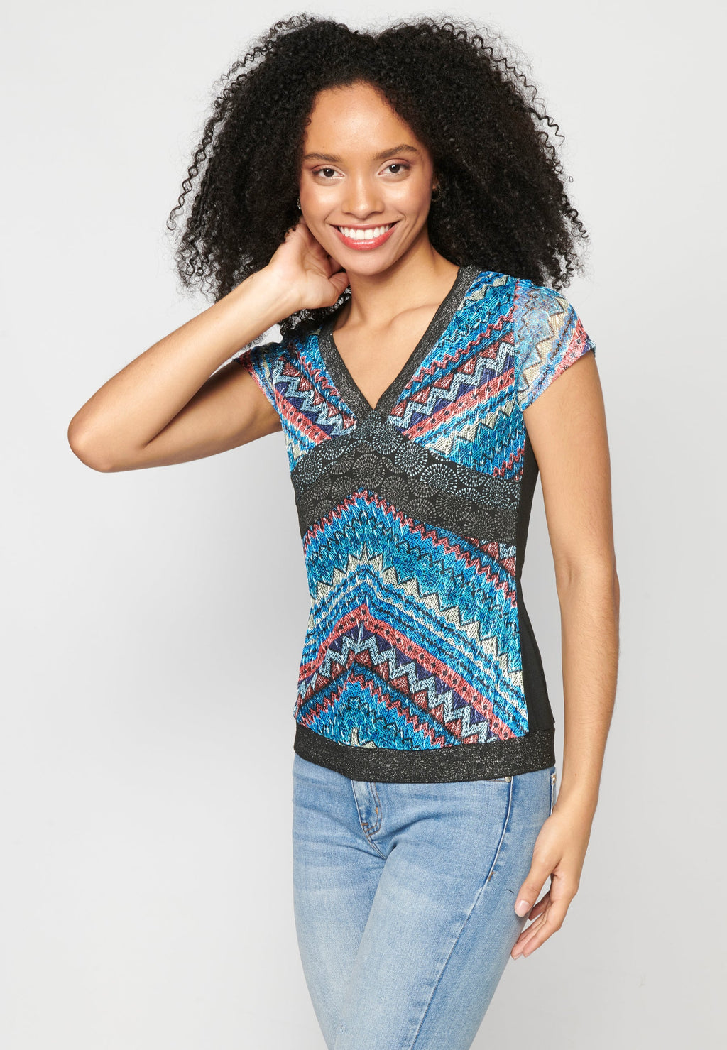 Top manga corta escote de pico estampado étnico multicolor para mujer | moda actual
