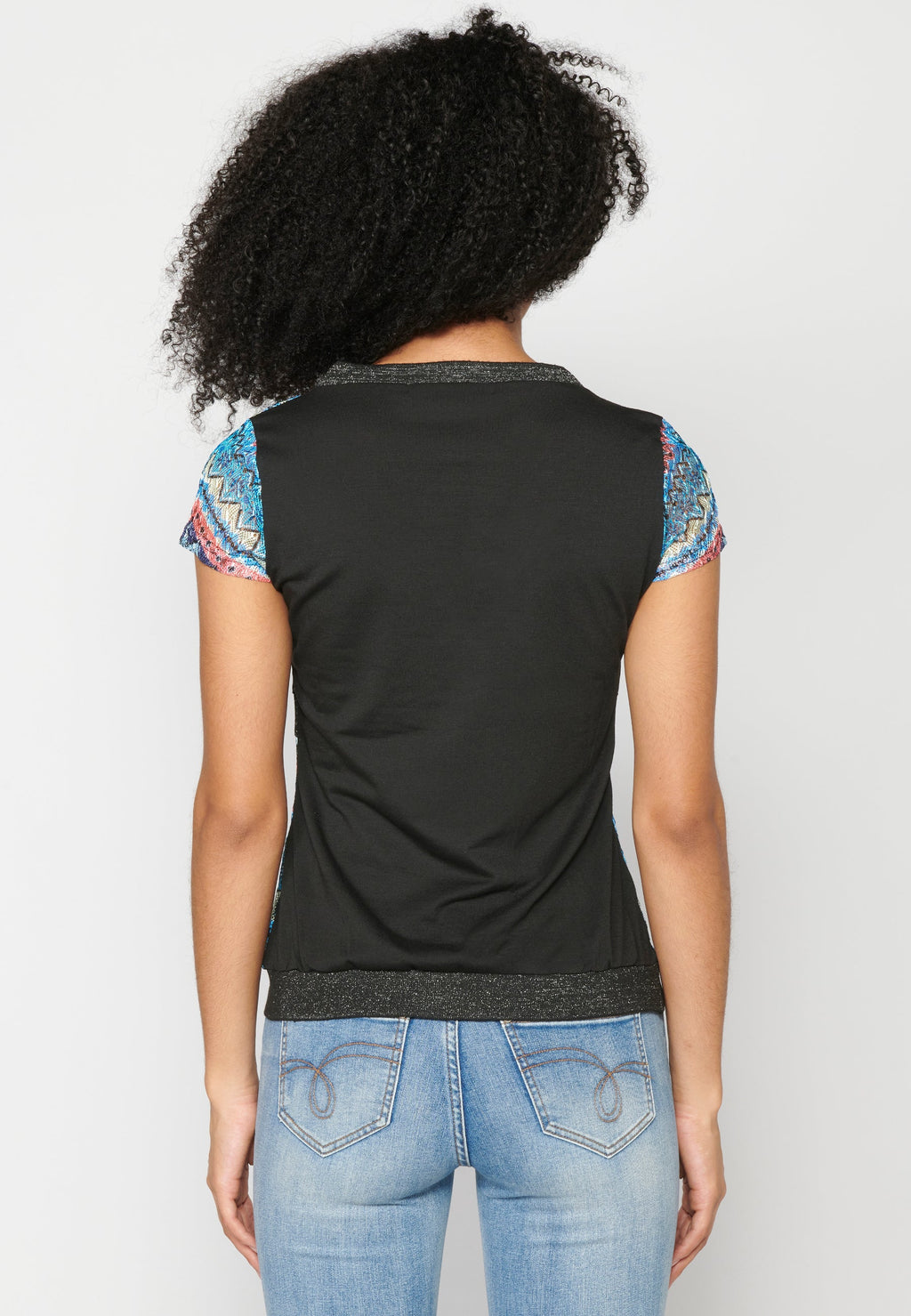 Top manga corta escote de pico estampado étnico multicolor para mujer | moda actual