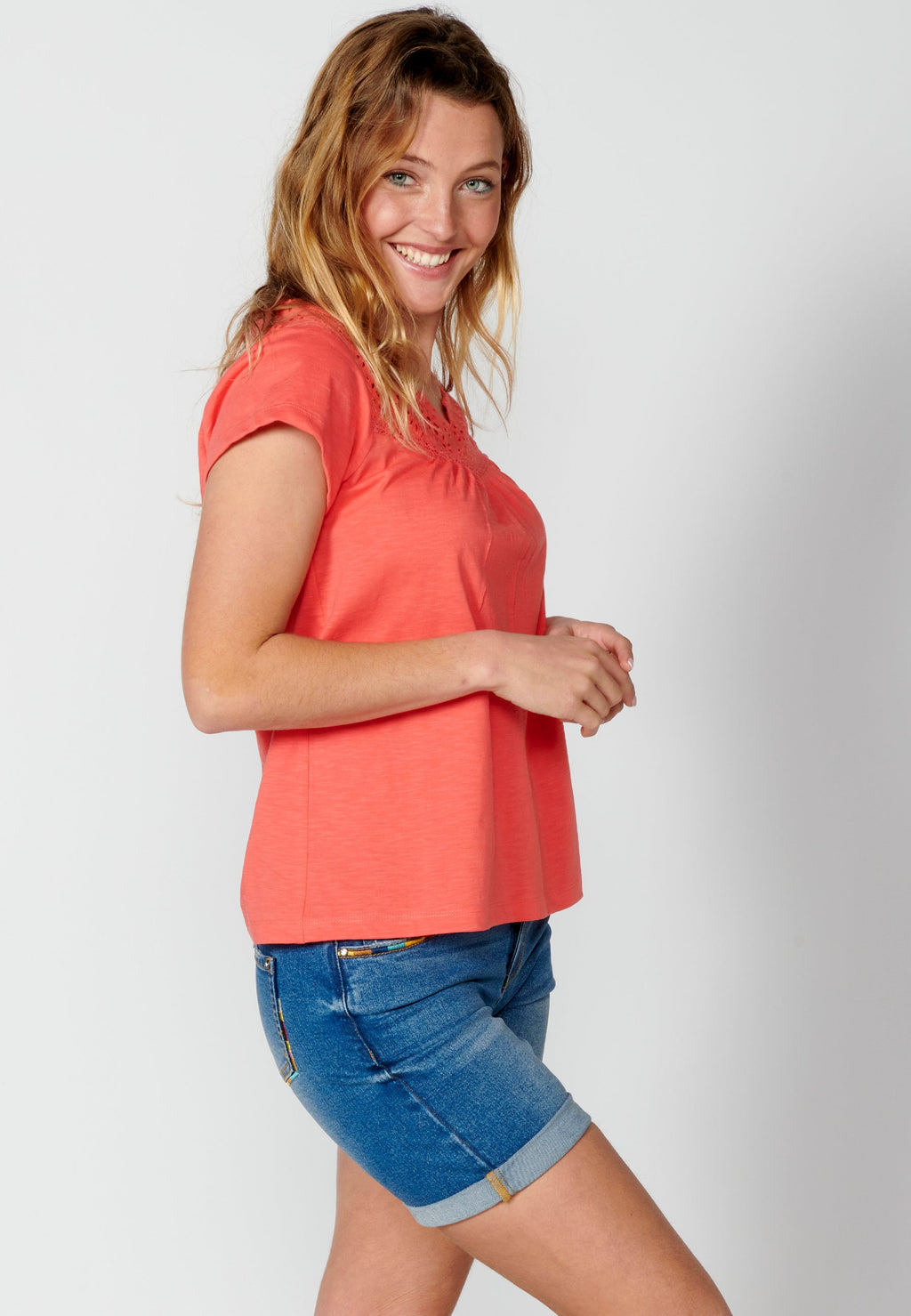 Camiseta top manga corta de algodón con escote corazón para mujer | moda actual