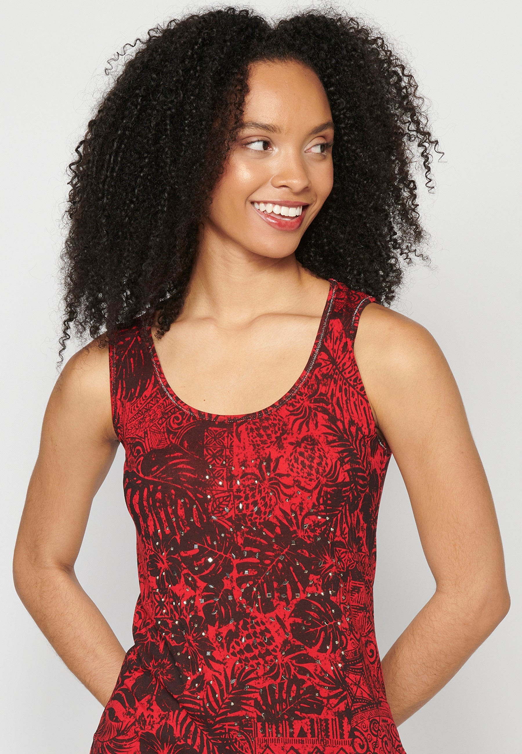 Camiseta top de tirantes con acabado asimétrico para mujer | moda actual