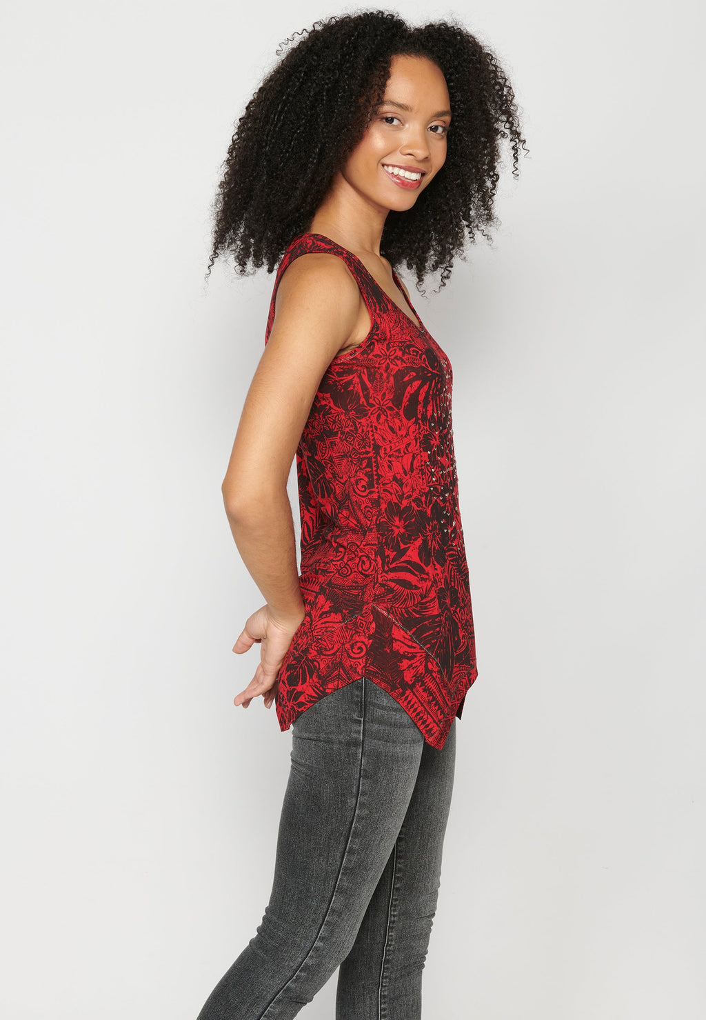 Camiseta top de tirantes con acabado asimétrico para mujer | moda actual