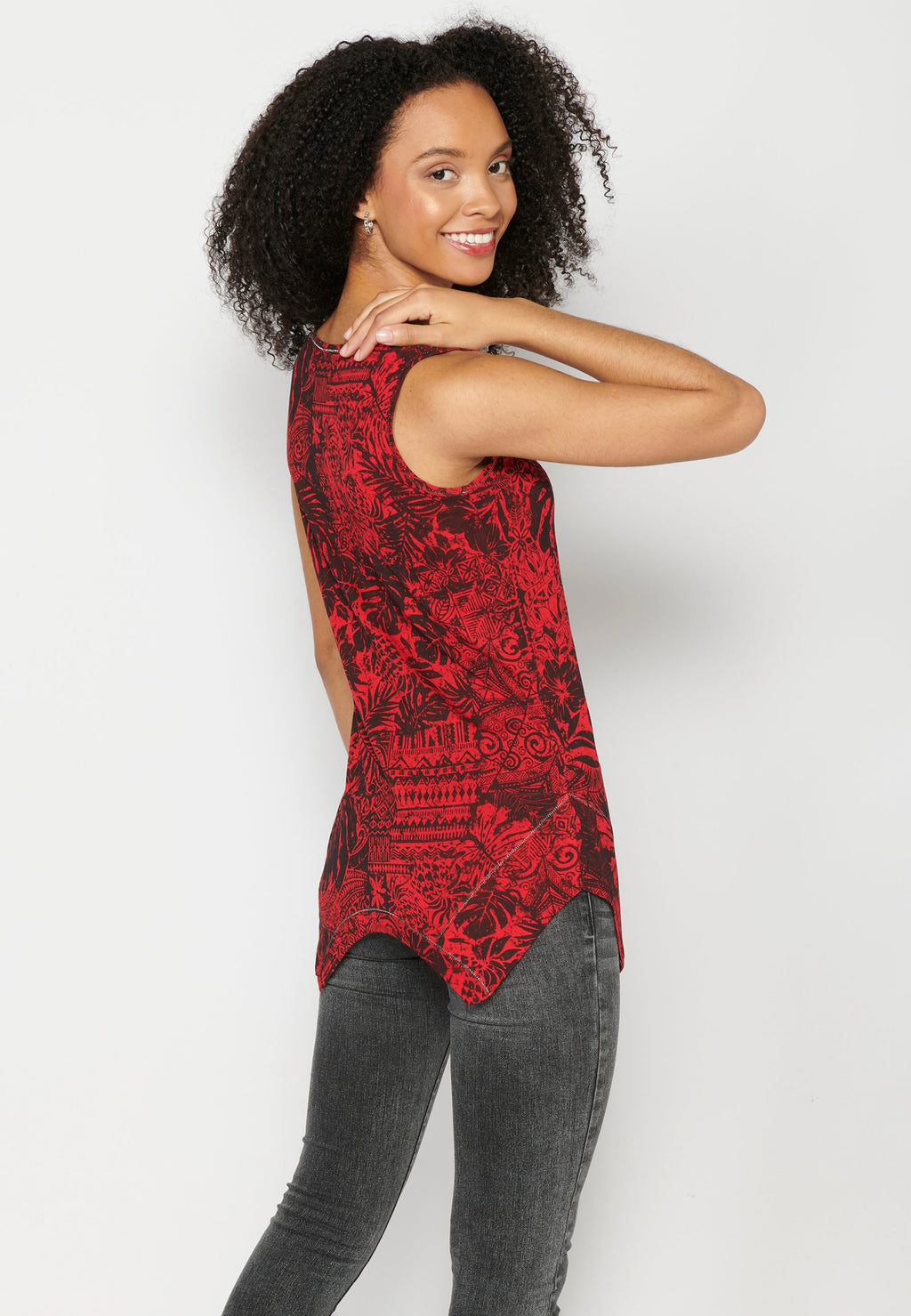 Camiseta top de tirantes con acabado asimétrico para mujer | moda actual