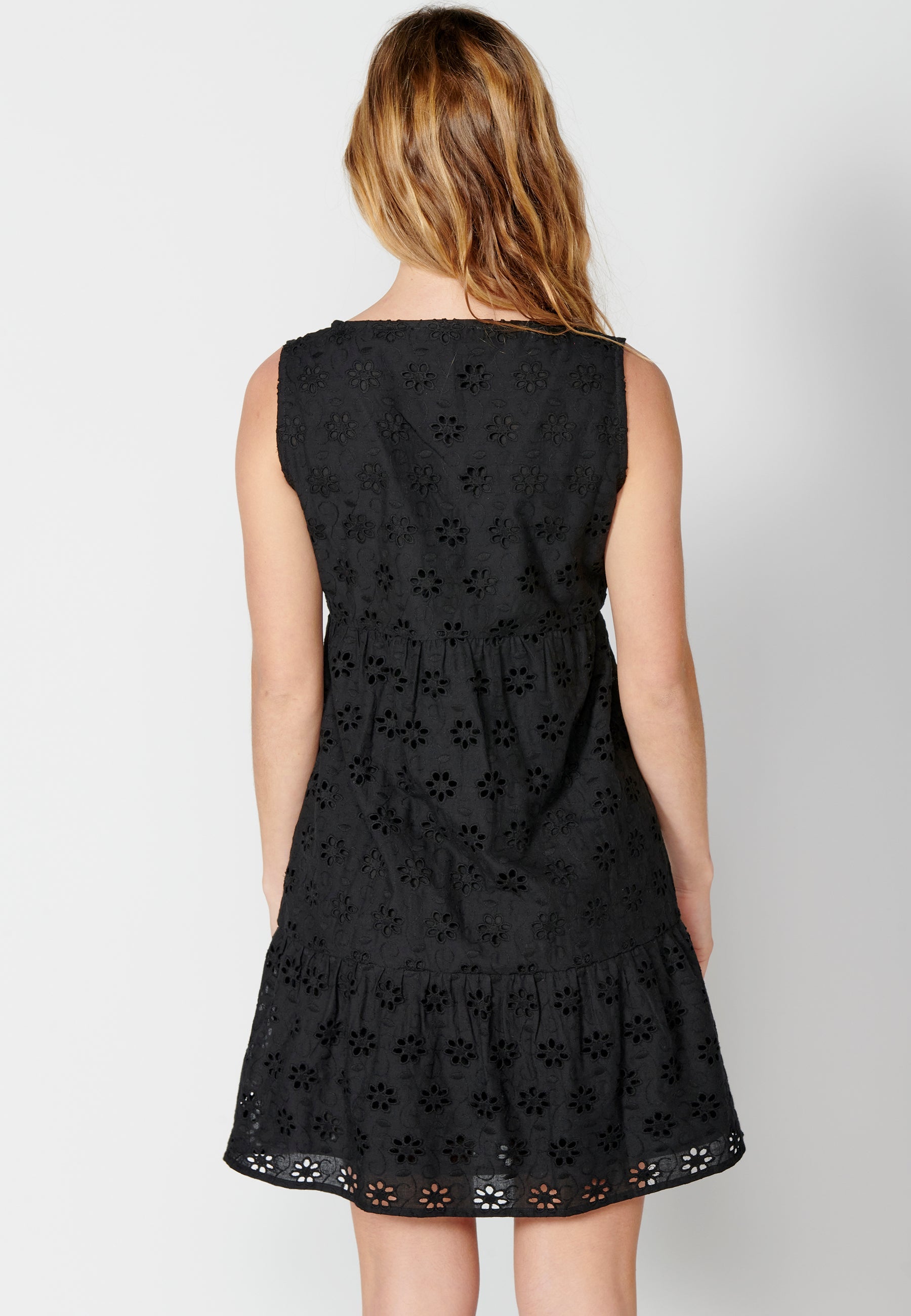Vestido corto fluido sin mangas de algodón con bordado floral para mujer | moda actual