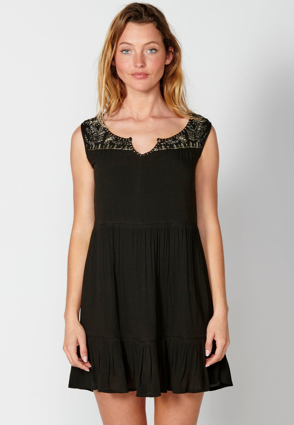 Vestido corto fluido con tirantes detalle bordado para mujer | moda actual
