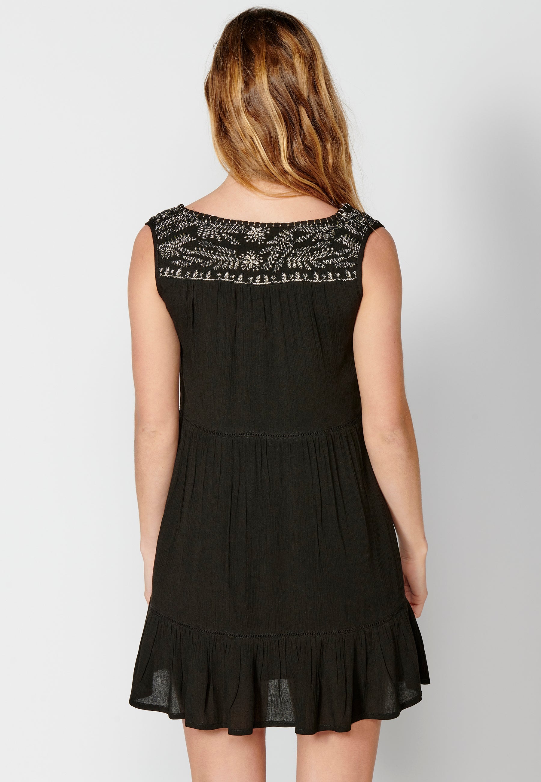 Vestido corto fluido con tirantes detalle bordado para mujer | moda actual