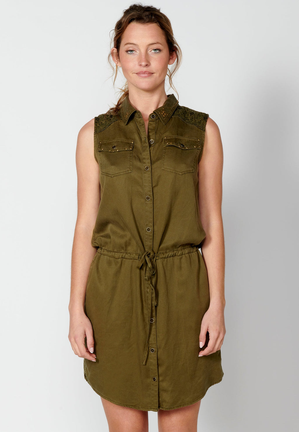 Vestido corto de manga corta acabado en vuelta con escote camisero y bordados para mujer | moda actual