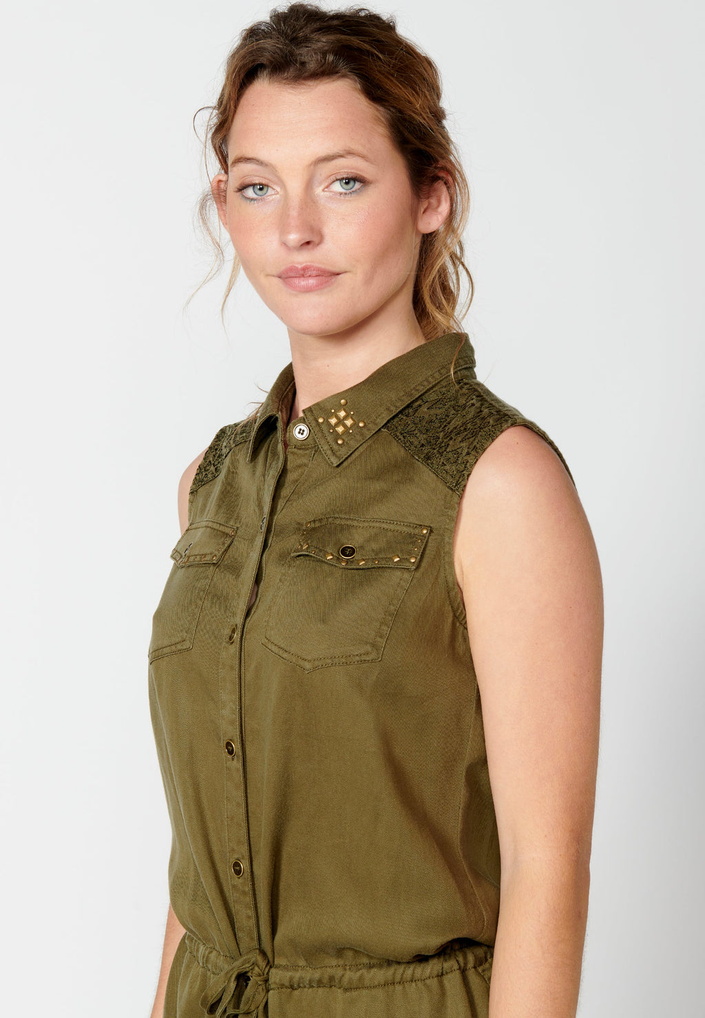 Vestido corto de manga corta acabado en vuelta con escote camisero y bordados para mujer | moda actual