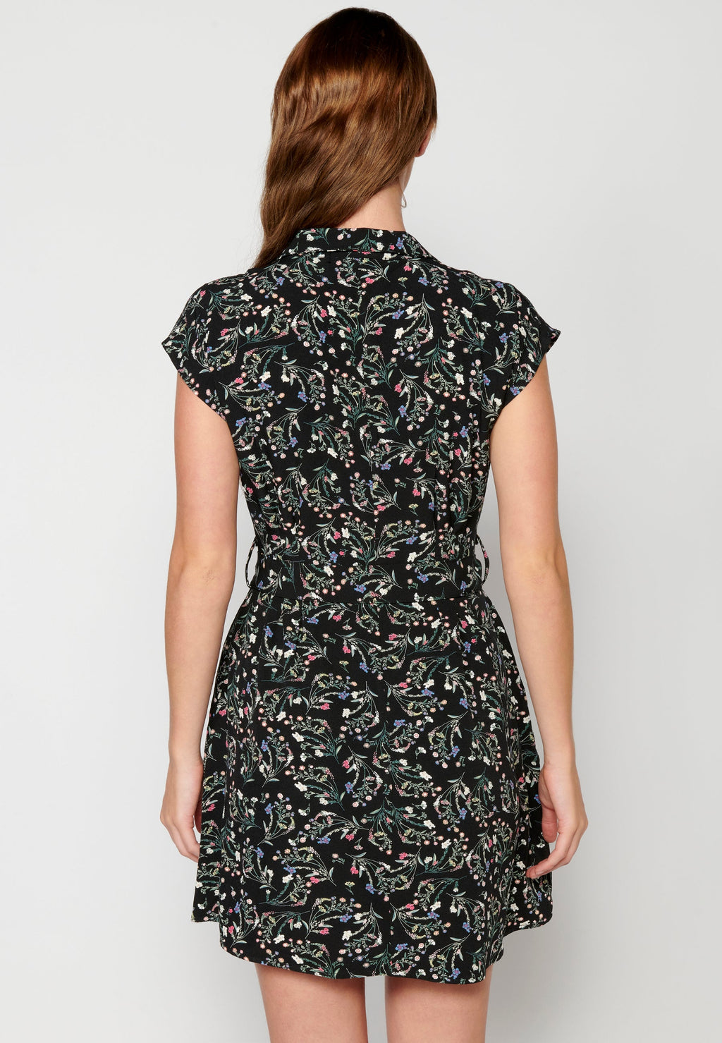Vestido corto de manga corta con cinturón de tela para mujer | moda actual