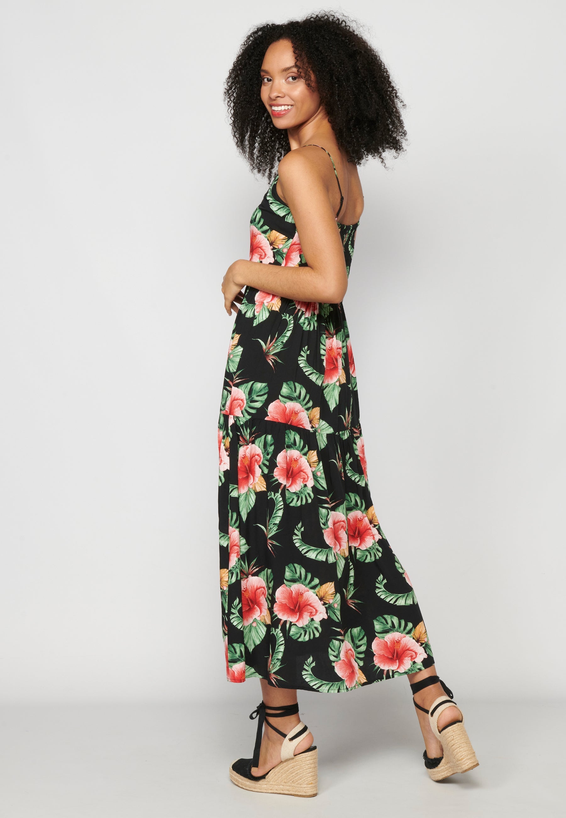 Vestido largo veraniego con tirantes ajustables escote de pico y estampado floral para mujer | moda actual