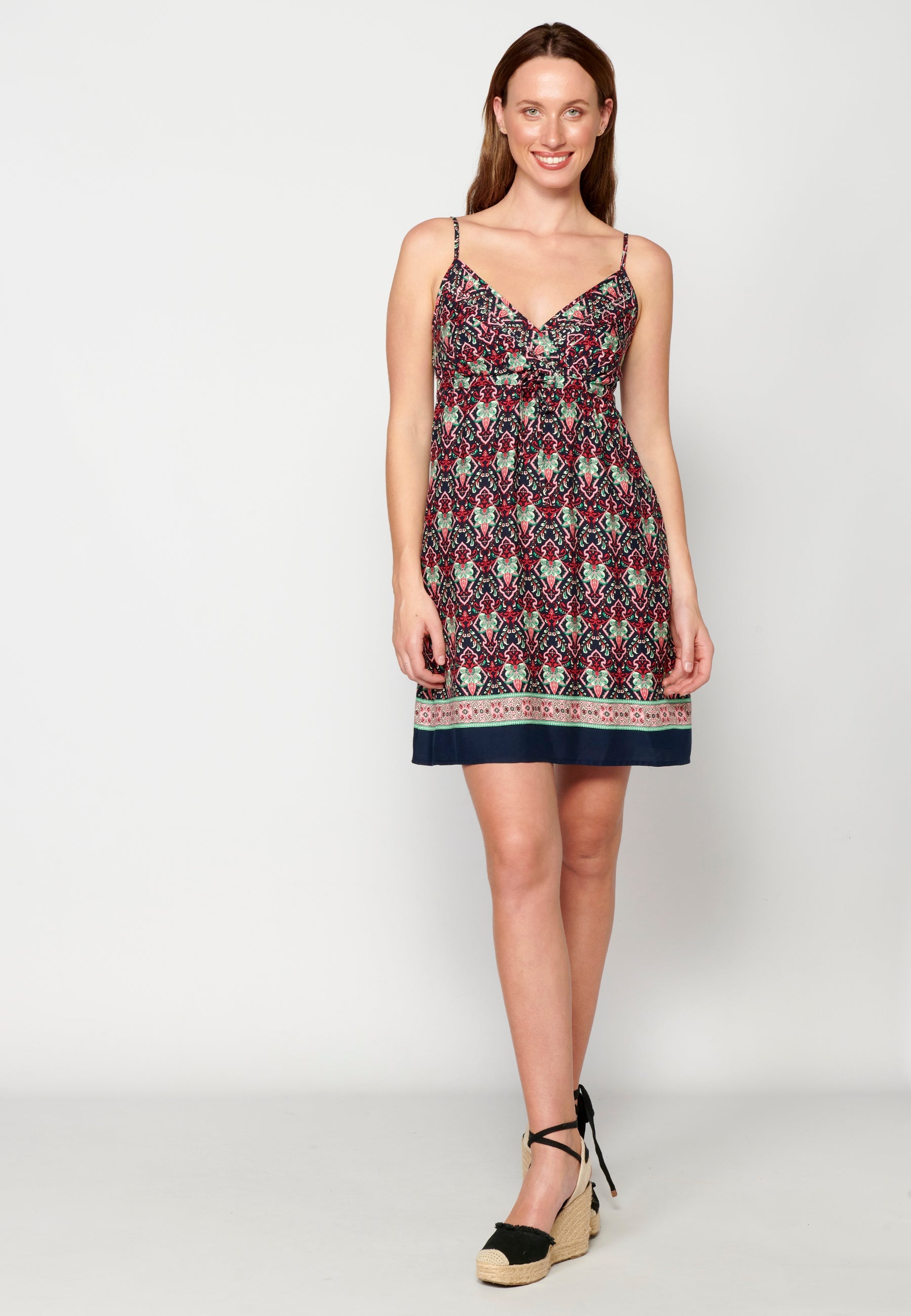 Vestido de tirantes ajustables. con escote de pico y estampado étnico floral | estilo y comodidad