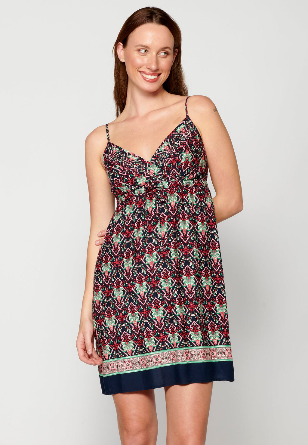 Vestido de tirantes ajustables. con escote de pico y estampado étnico floral | estilo y comodidad