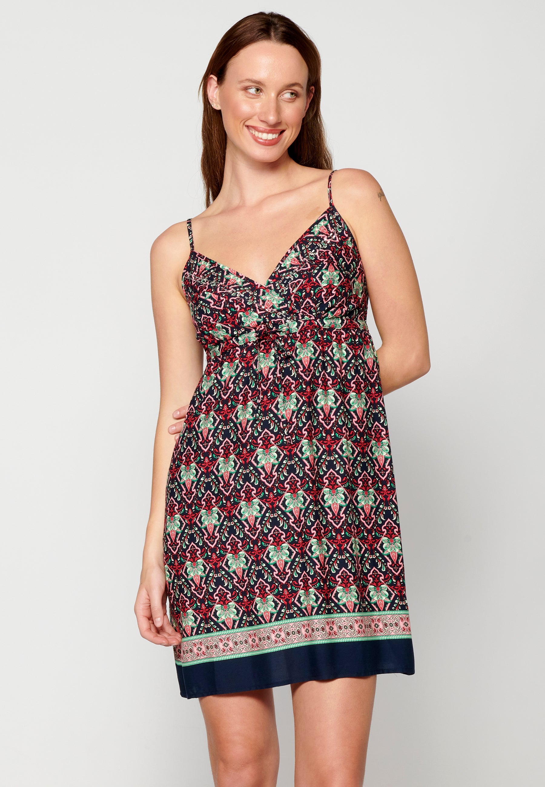 Vestido de tirantes ajustables. con escote de pico y estampado étnico floral | estilo y comodidad