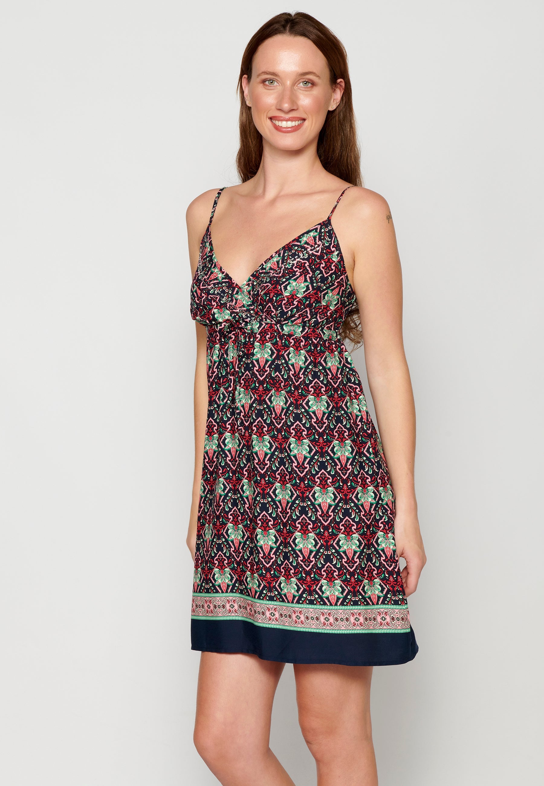 Vestido de tirantes ajustables. con escote de pico y estampado étnico floral | estilo y comodidad