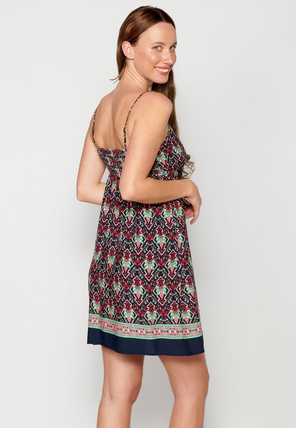 Vestido de tirantes ajustables. con escote de pico y estampado étnico floral | estilo y comodidad
