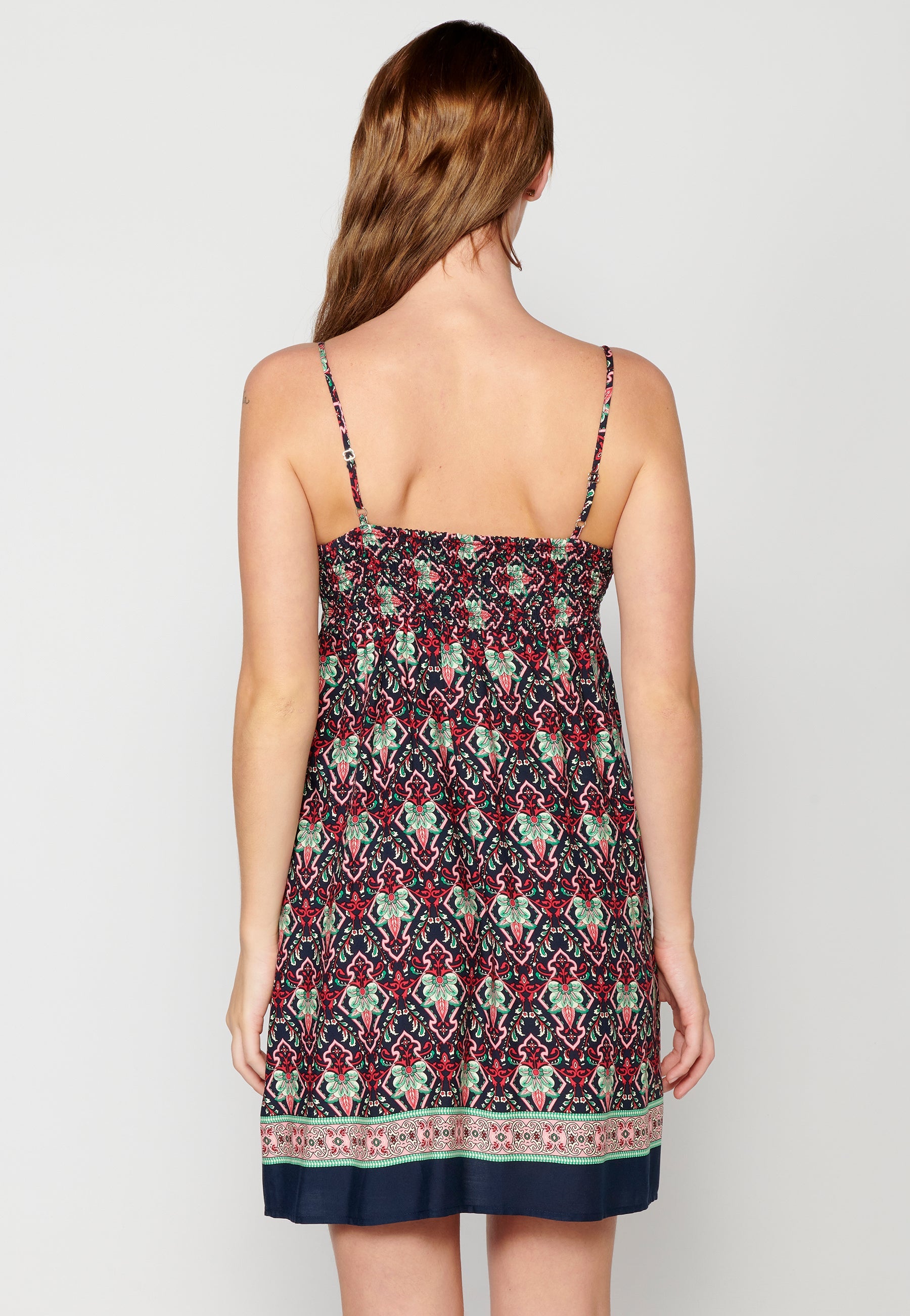 Vestido de tirantes ajustables. con escote de pico y estampado étnico floral | estilo y comodidad