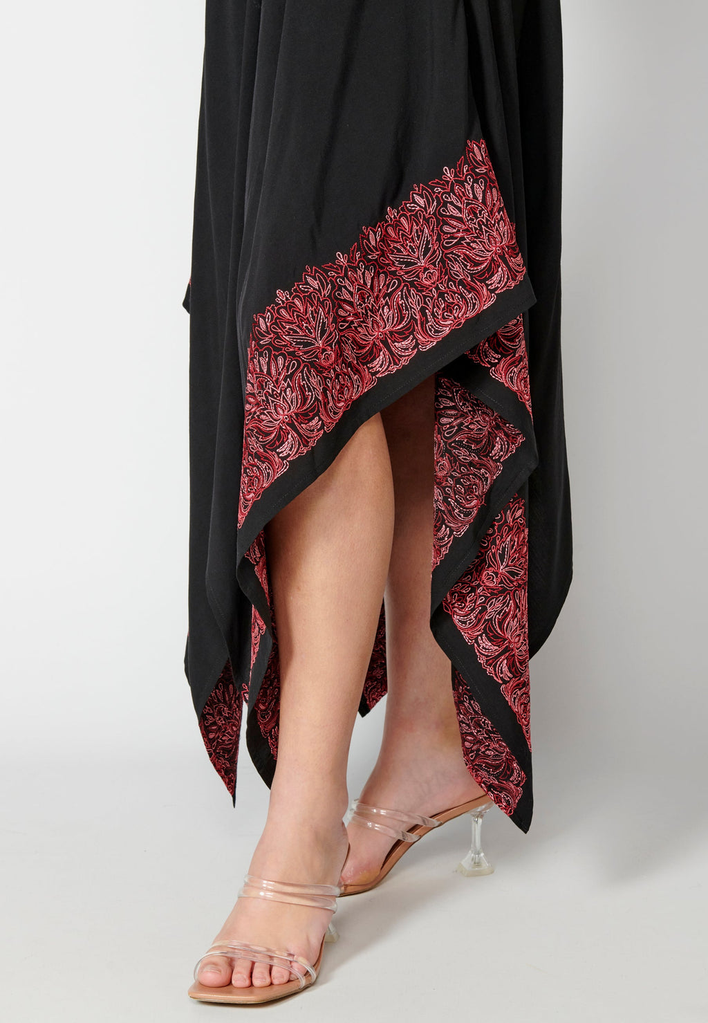Vestido largo de tirantes con detalles bordados para mujer | moda actual