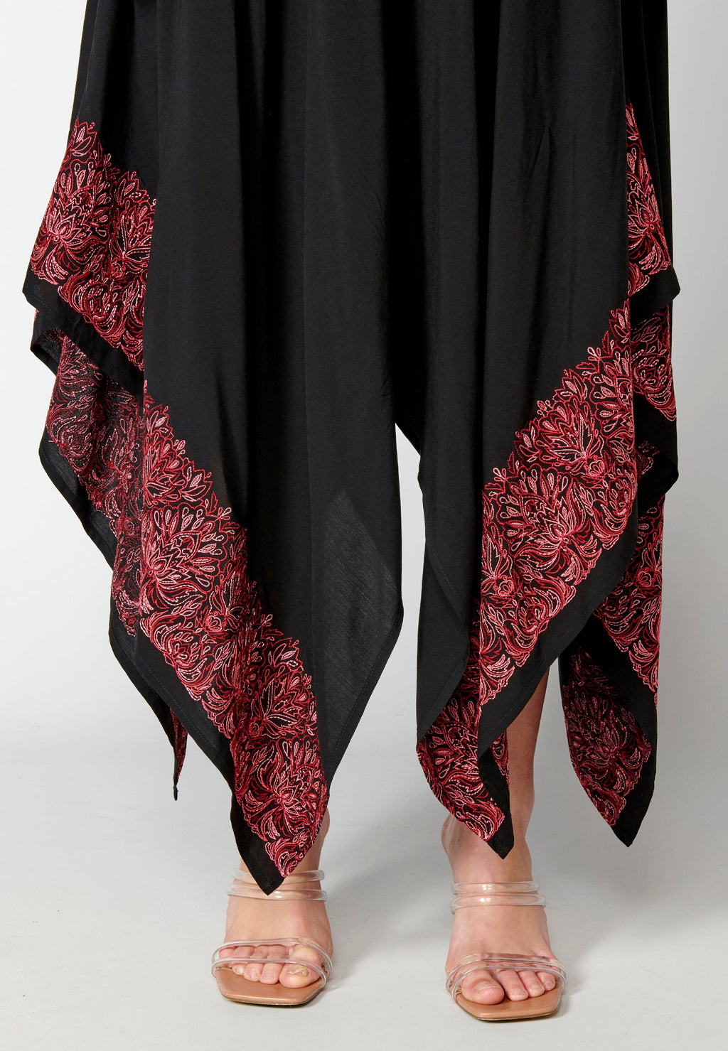 Vestido largo de tirantes con detalles bordados para mujer | moda actual
