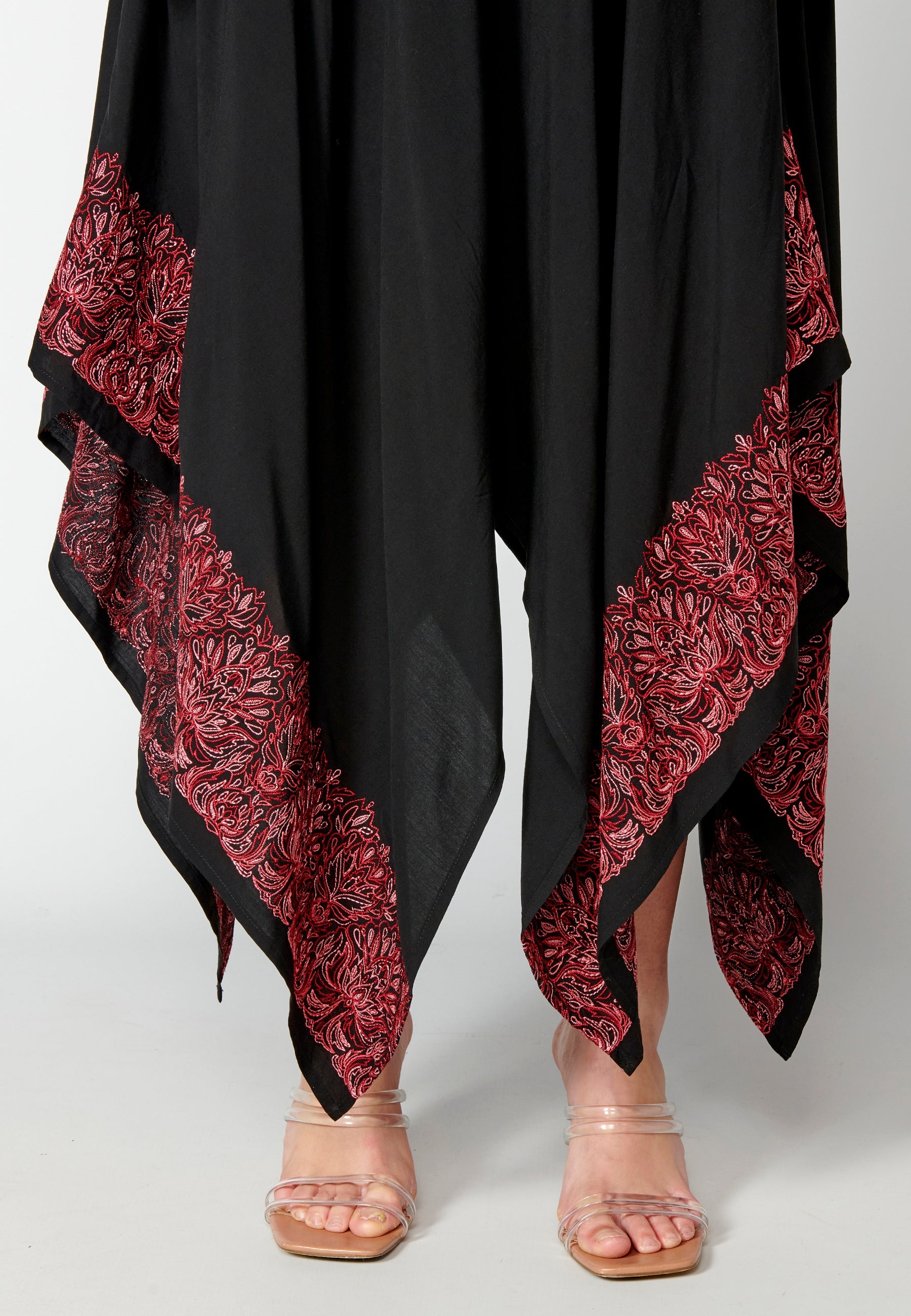 Vestido largo de tirantes con detalles bordados para mujer | moda actual