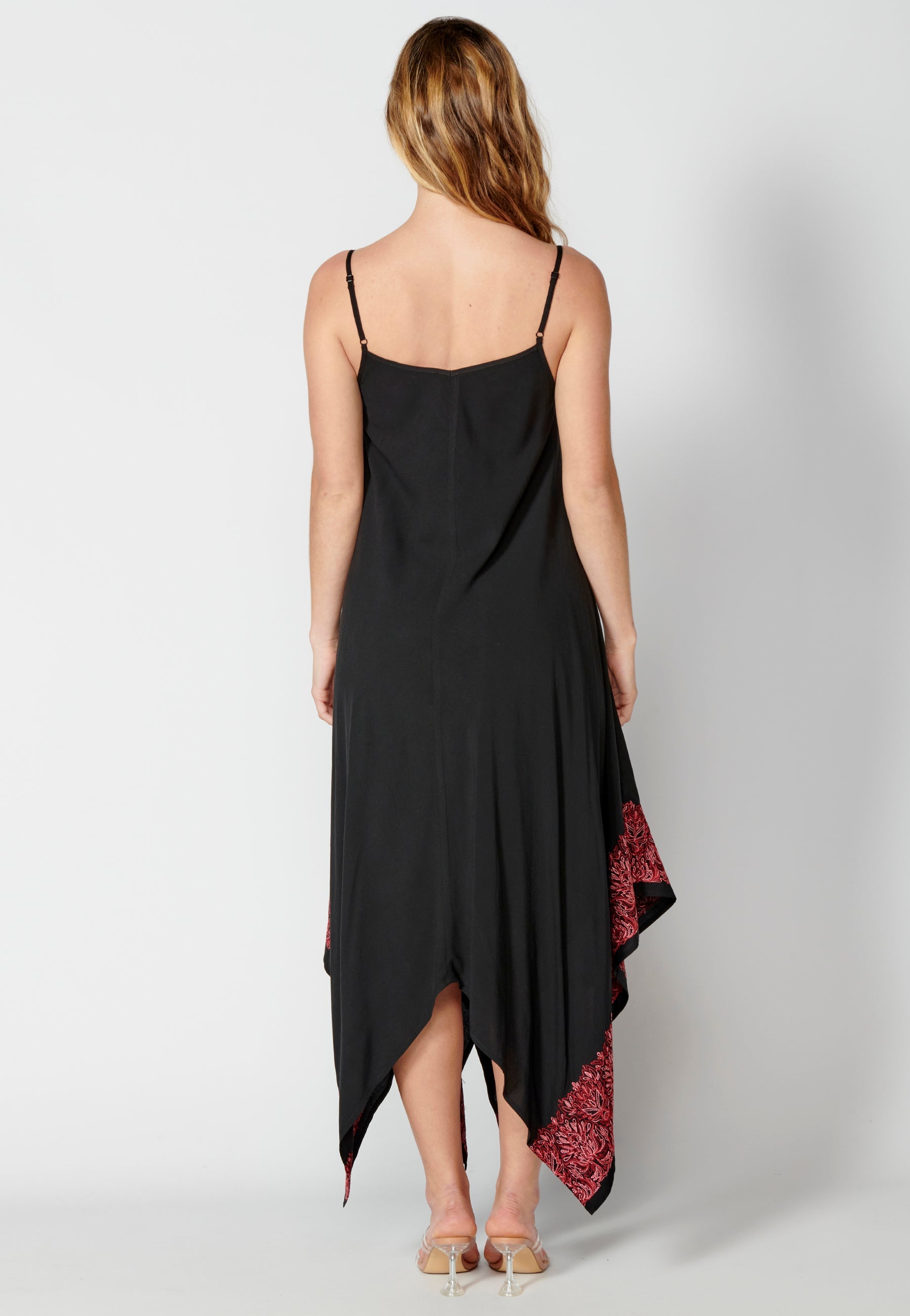Vestido largo de tirantes con detalles bordados para mujer | moda actual