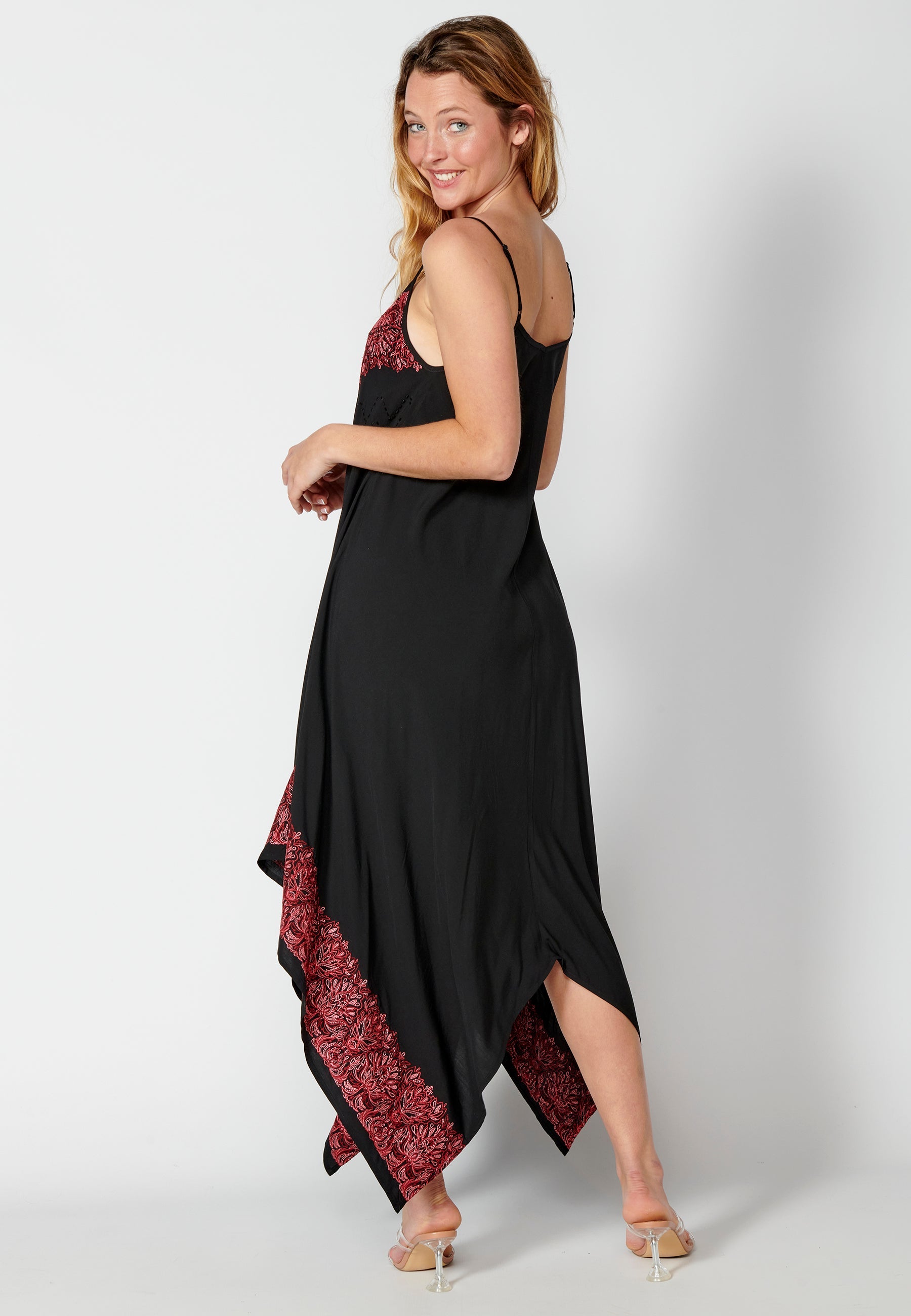Vestido largo de tirantes con detalles bordados para mujer | moda actual